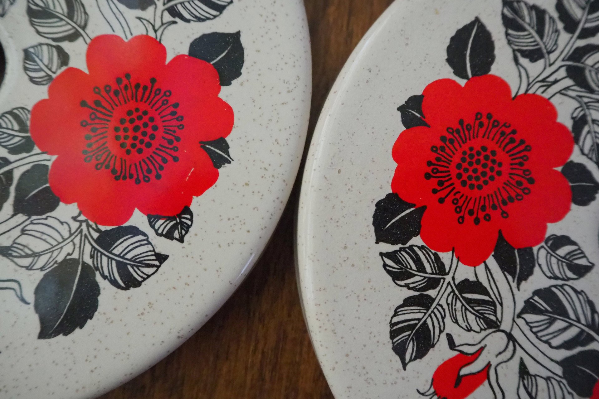 Vintage enamelled stove top burner covers | Electric stove burner covers | Set of two vintage burner covers | Finel | Esteri Tomula