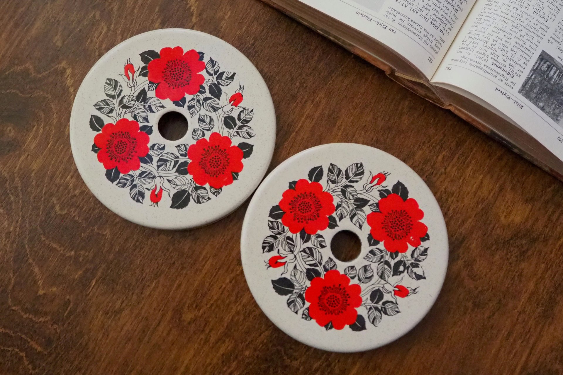 Vintage enamelled stove top burner covers | Electric stove burner covers | Set of two vintage burner covers | Finel | Esteri Tomula