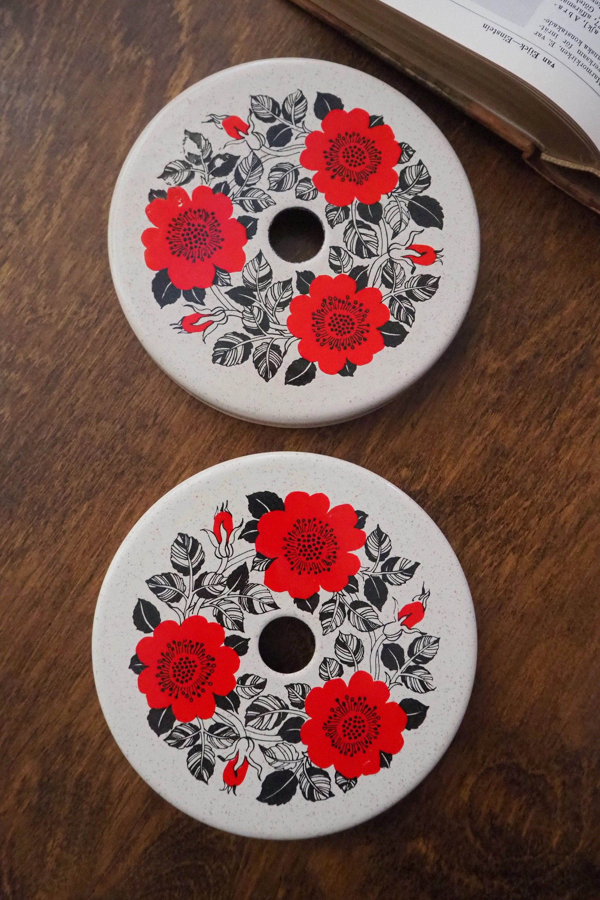 Vintage enamelled stove top burner covers | Electric stove burner covers | Set of two vintage burner covers | Finel | Esteri Tomula