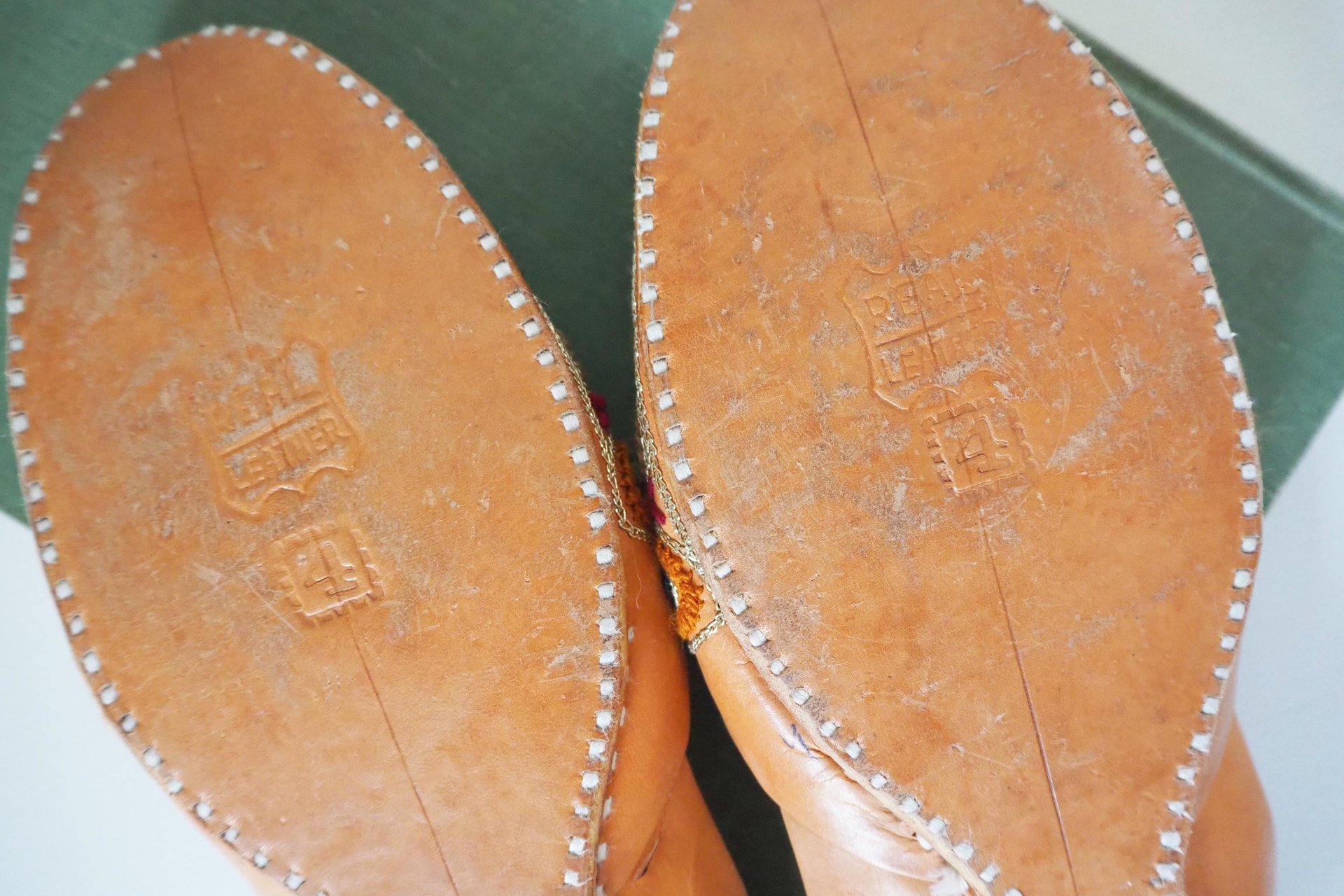 Vintage leather slippers | Embroidered leather slippers | Vintage leather slipper shoes | Indian slippers | Embroidered slippers | UK Size 4