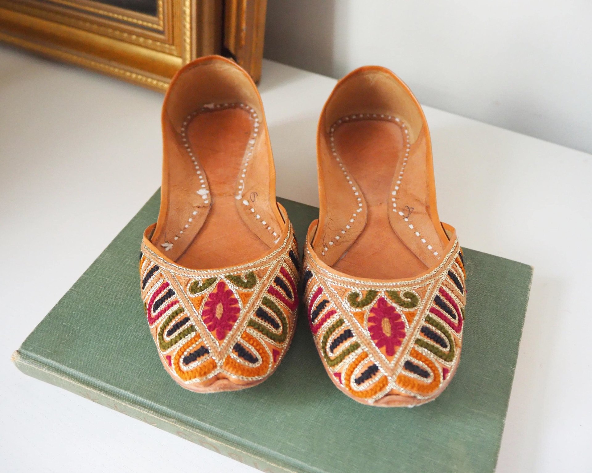 Vintage leather slippers | Embroidered leather slippers | Vintage leather slipper shoes | Indian slippers | Embroidered slippers | UK Size 4
