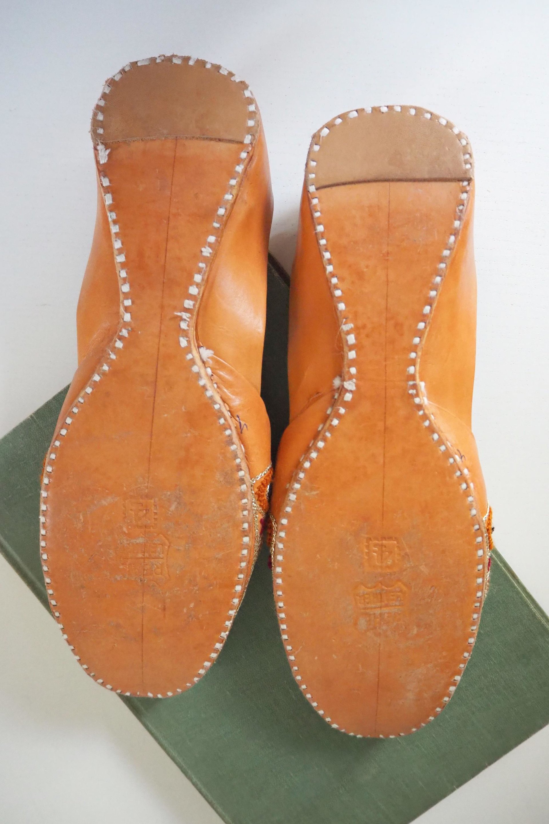 Vintage leather slippers | Embroidered leather slippers | Vintage leather slipper shoes | Indian slippers | Embroidered slippers | UK Size 4