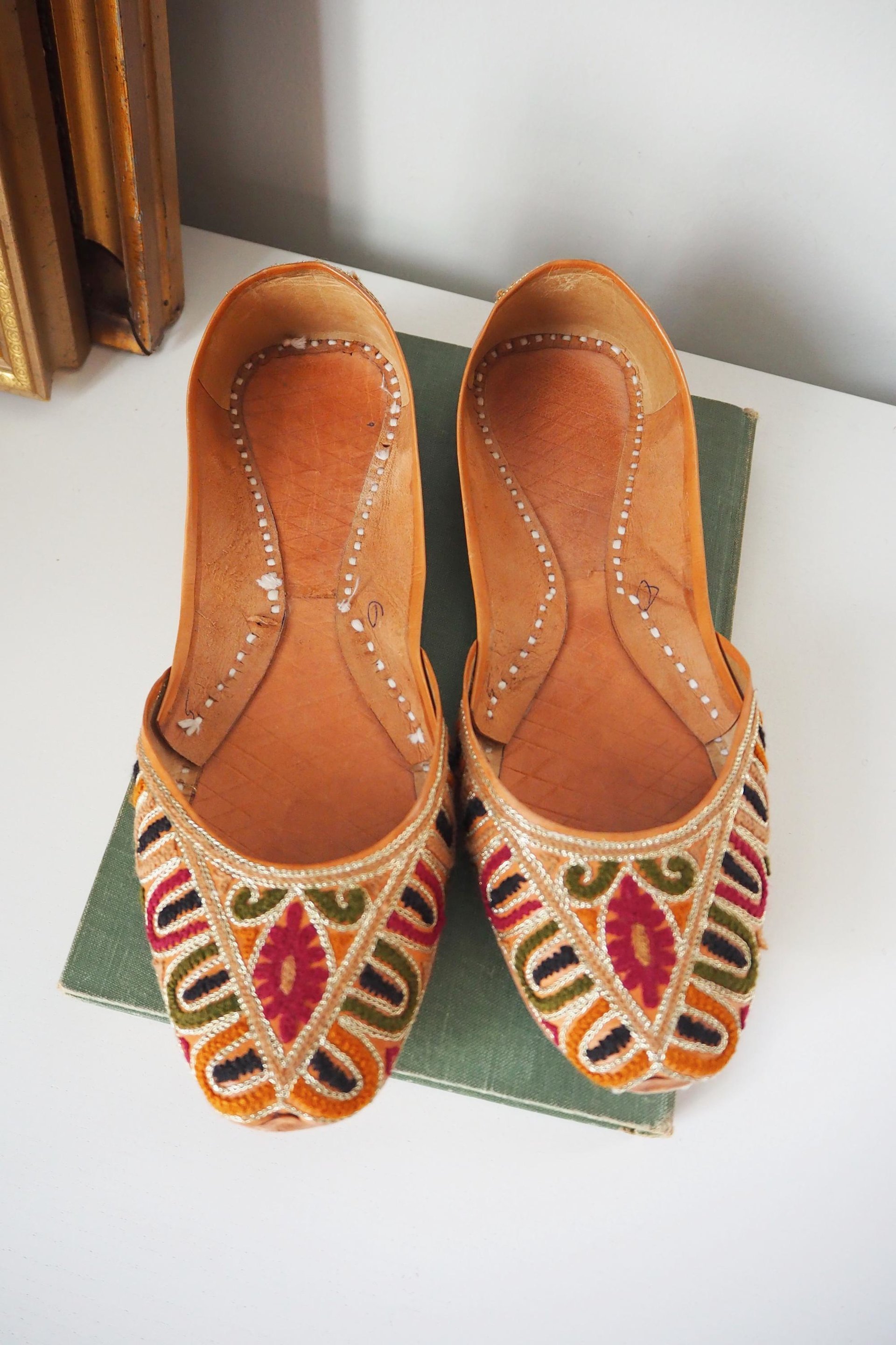 Vintage leather slippers | Embroidered leather slippers | Vintage leather slipper shoes | Indian slippers | Embroidered slippers | UK Size 4