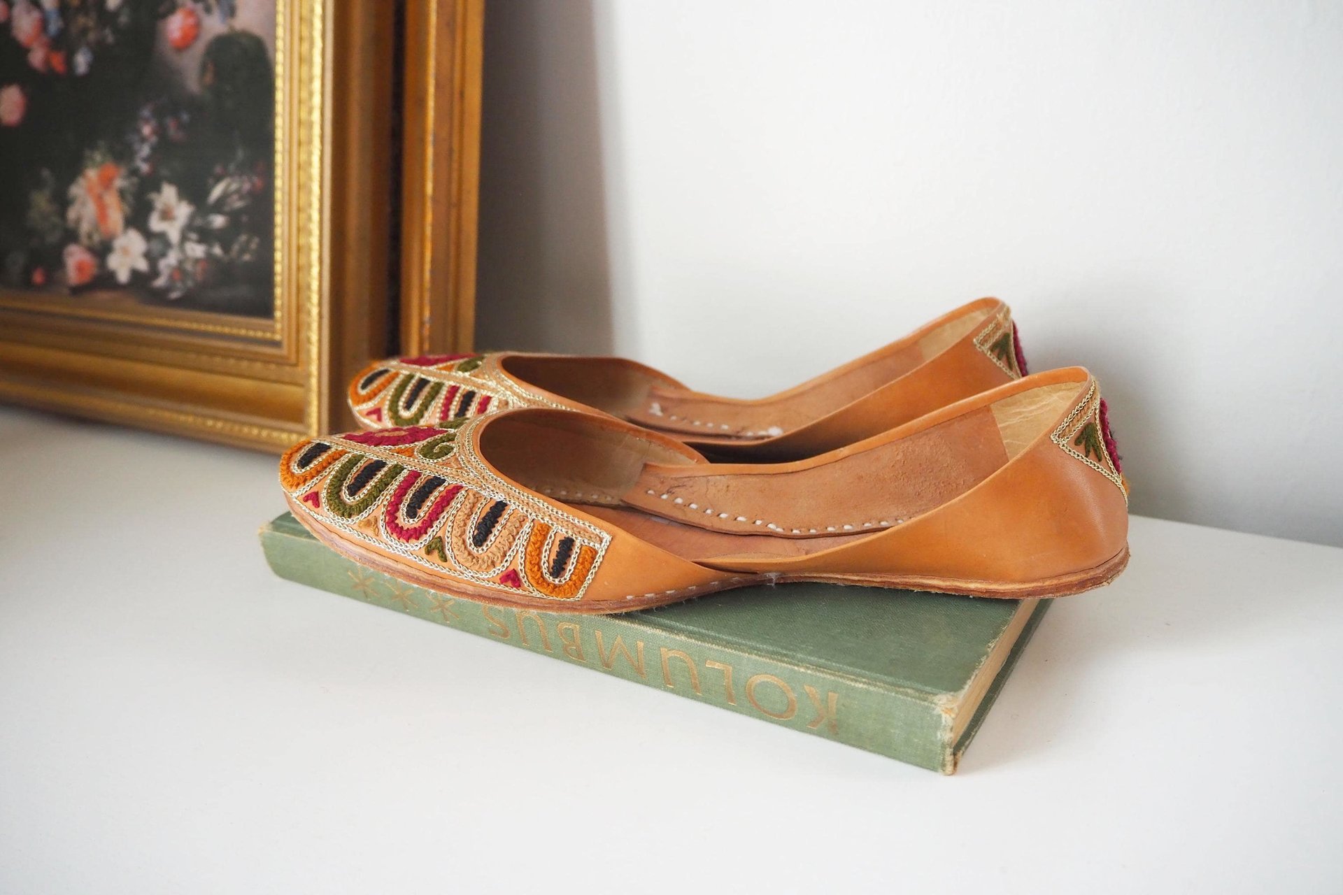 Vintage leather slippers | Embroidered leather slippers | Vintage leather slipper shoes | Indian slippers | Embroidered slippers | UK Size 4