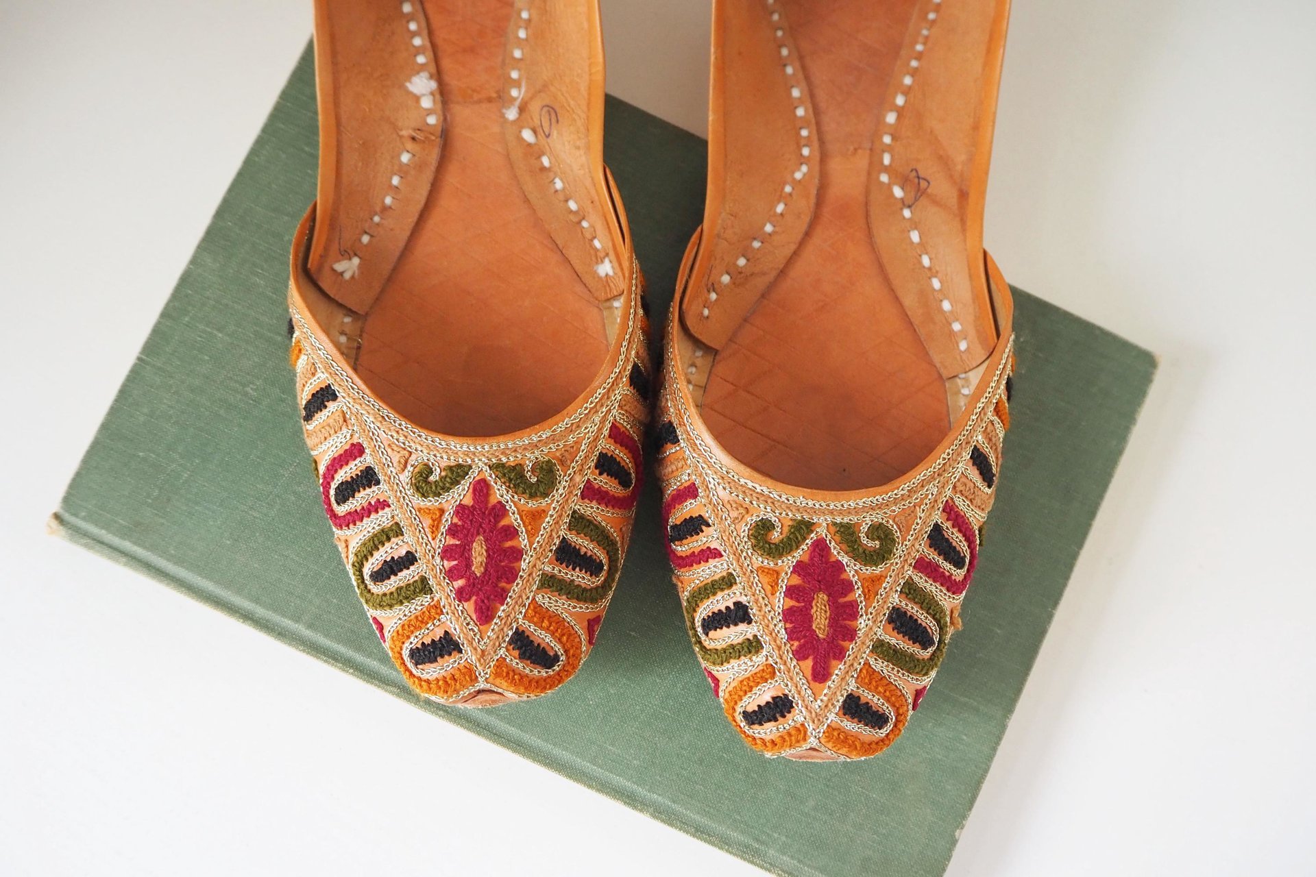 Vintage leather slippers | Embroidered leather slippers | Vintage leather slipper shoes | Indian slippers | Embroidered slippers | UK Size 4