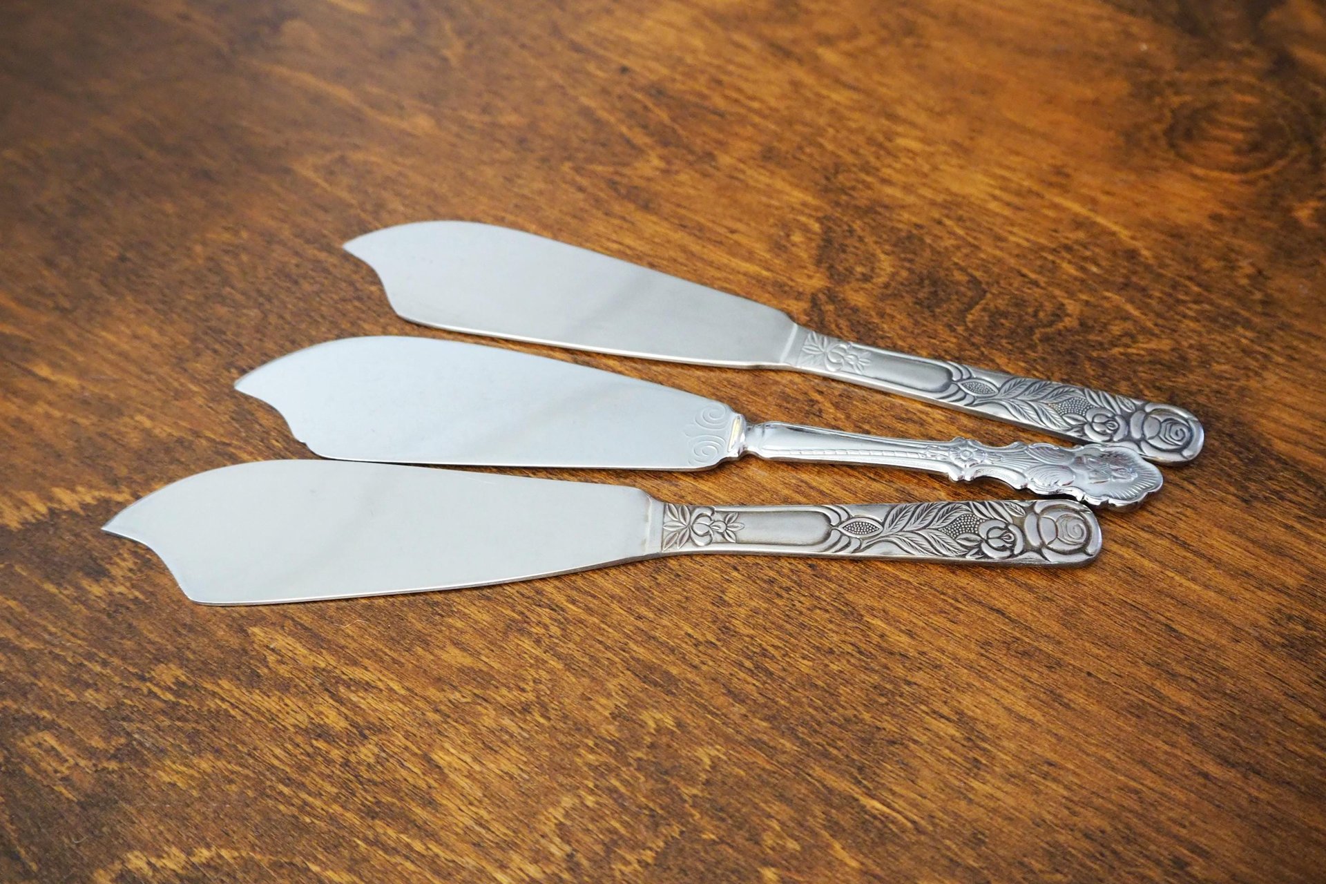 Vintage cake knives | Vintage silver tone cake knives  | Stainless steel cake knives | Ornate cake servers | Mismatched cake knives