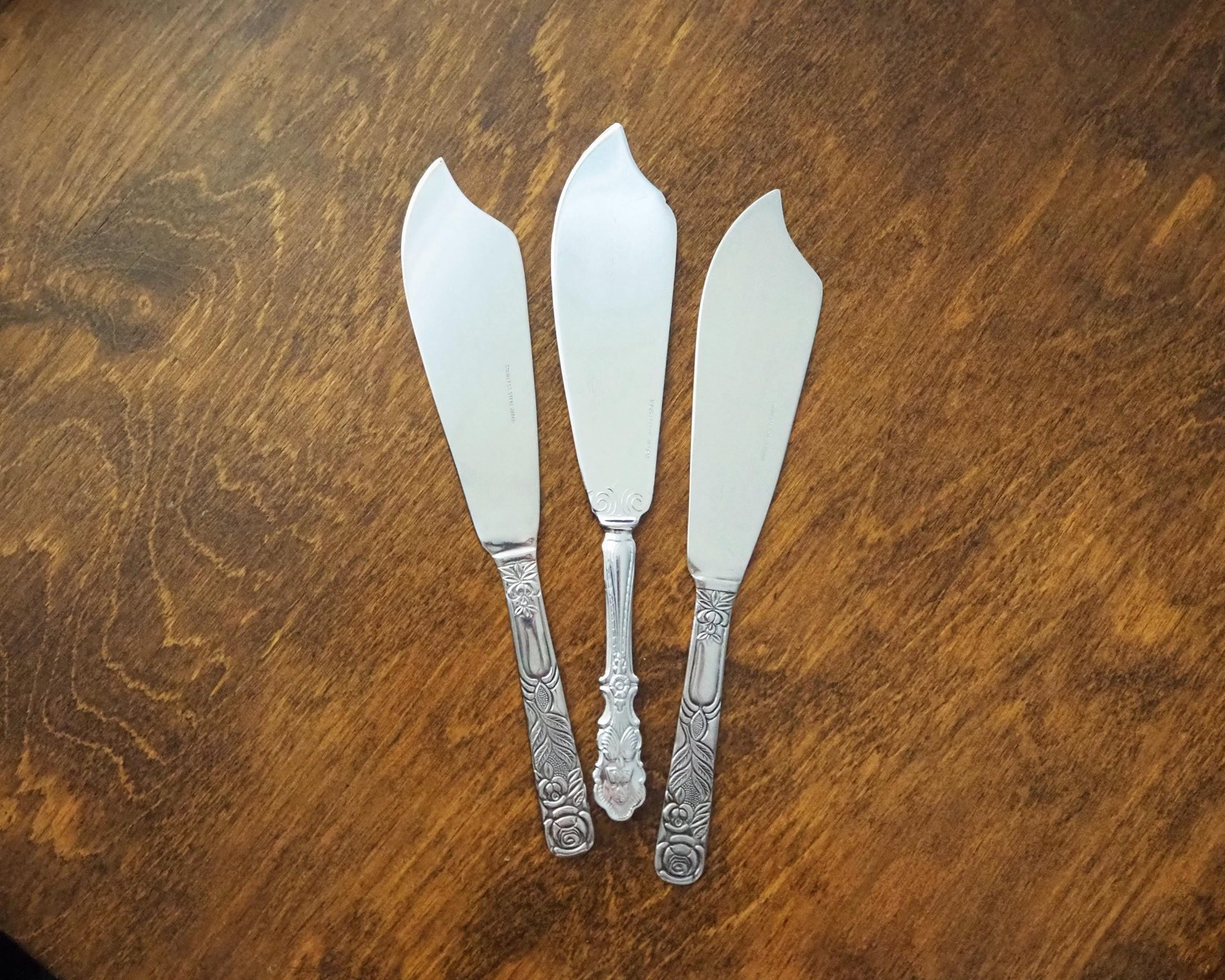 Vintage cake knives | Vintage silver tone cake knives  | Stainless steel cake knives | Ornate cake servers | Mismatched cake knives