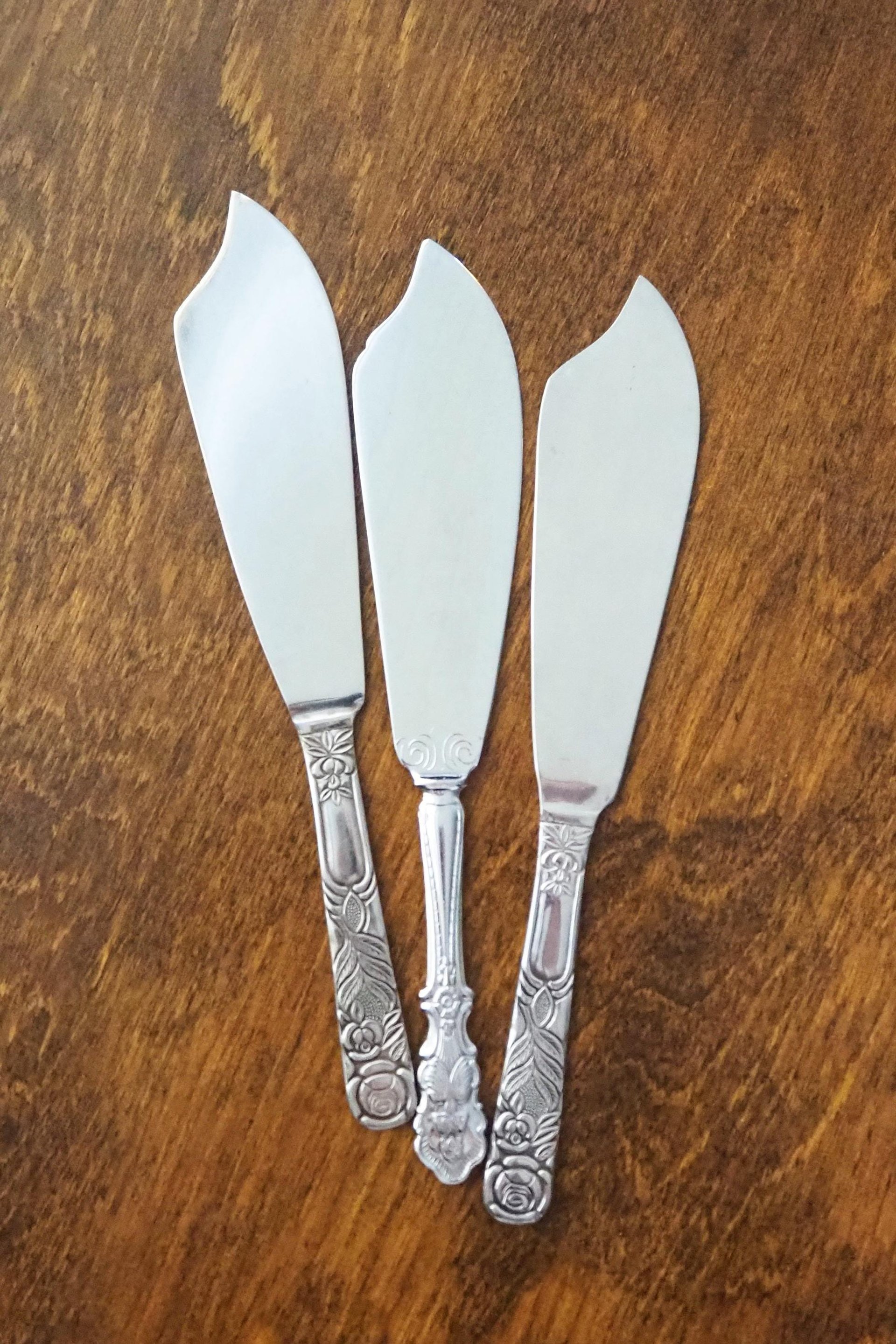 Vintage cake knives | Vintage silver tone cake knives  | Stainless steel cake knives | Ornate cake servers | Mismatched cake knives