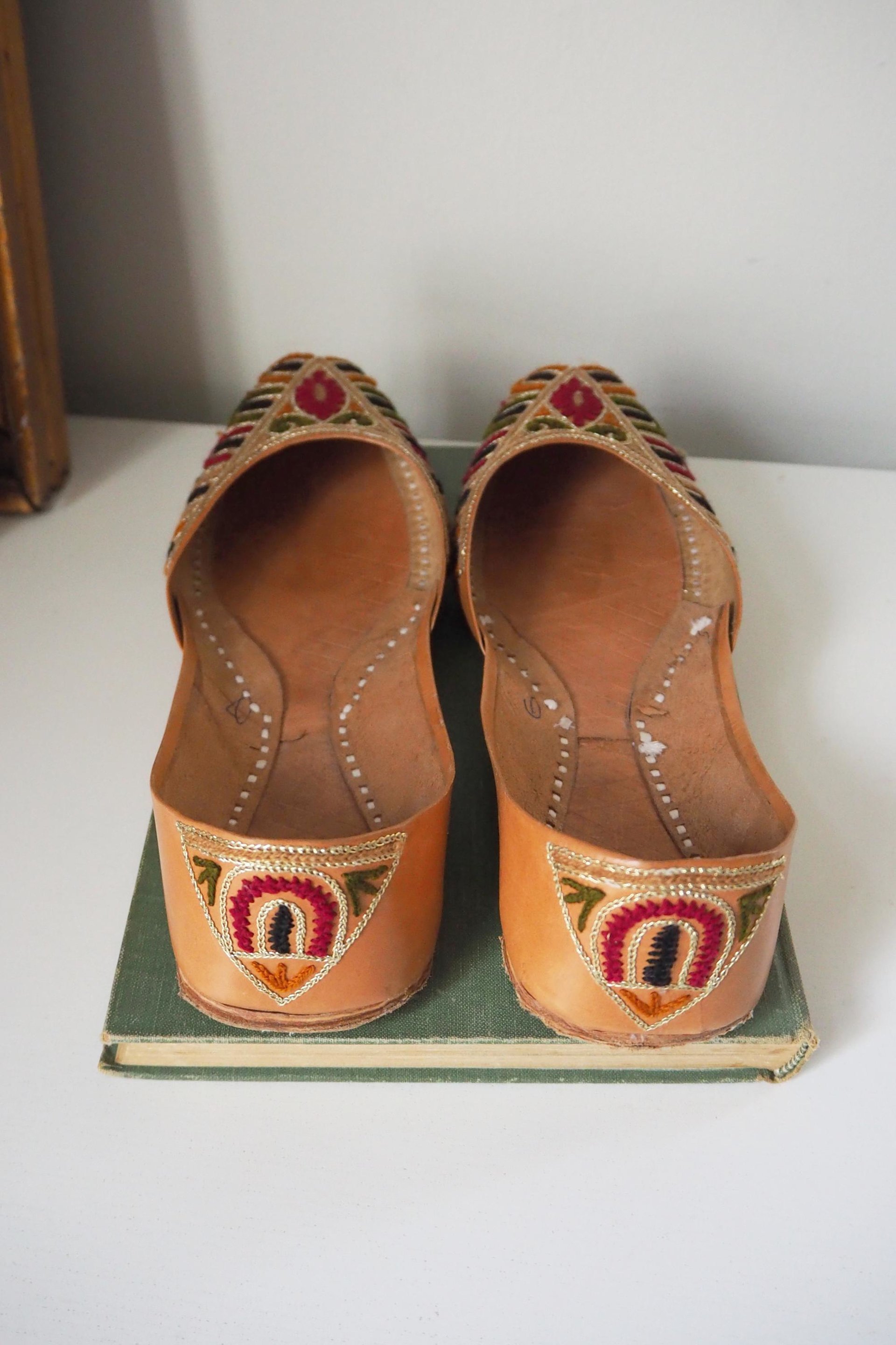 Vintage leather slippers | Embroidered leather slippers | Vintage leather slipper shoes | Indian slippers | Embroidered slippers | UK Size 4