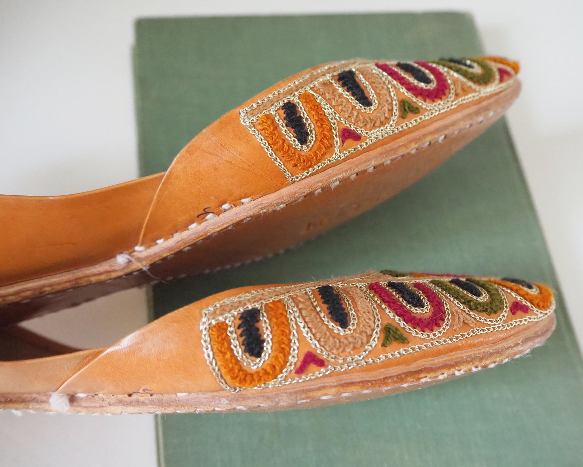Vintage leather slippers | Embroidered leather slippers | Vintage leather slipper shoes | Indian slippers | Embroidered slippers | UK Size 4