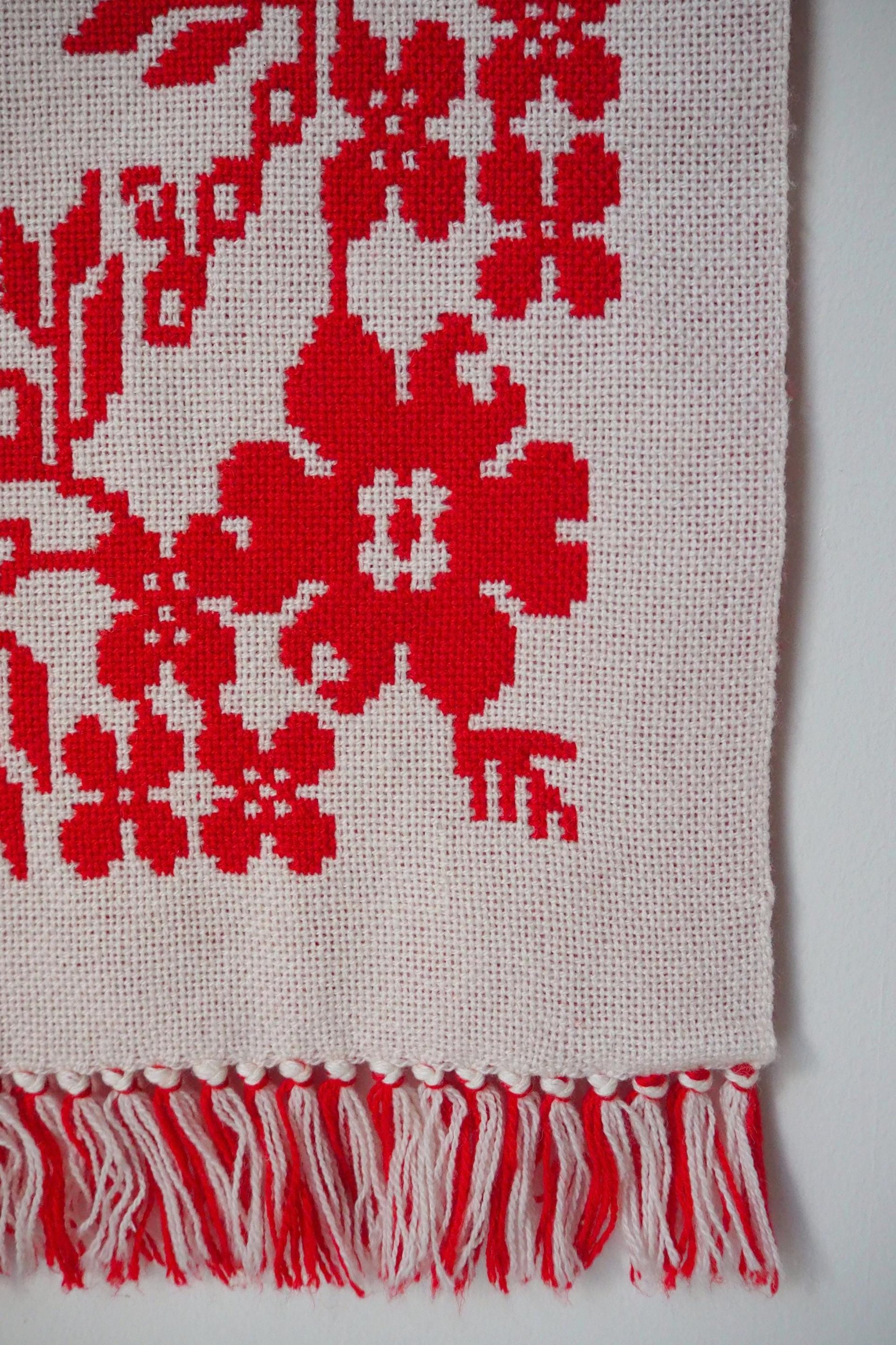 Vintage wall hanging | Floral red and white wall hanging | Scandinavian wall hanging | Vintage wall tapestry | Handmade wall tapestry