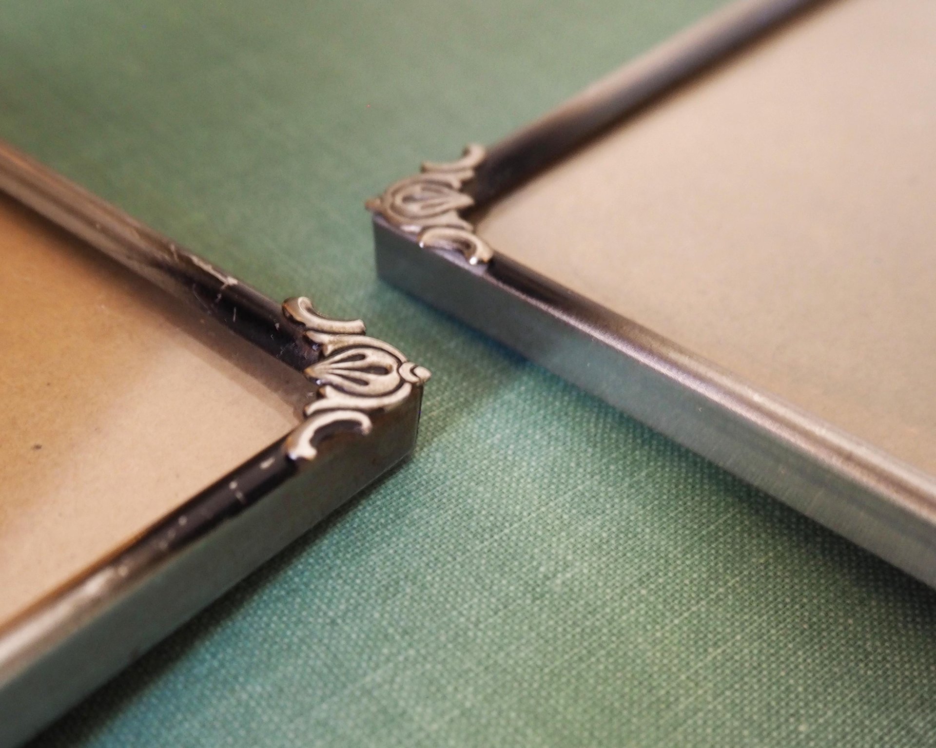Set of two vintage silver plated photo frames | Silver plated photo frames 12x17 cm | Vintage picture frames | Matching frames