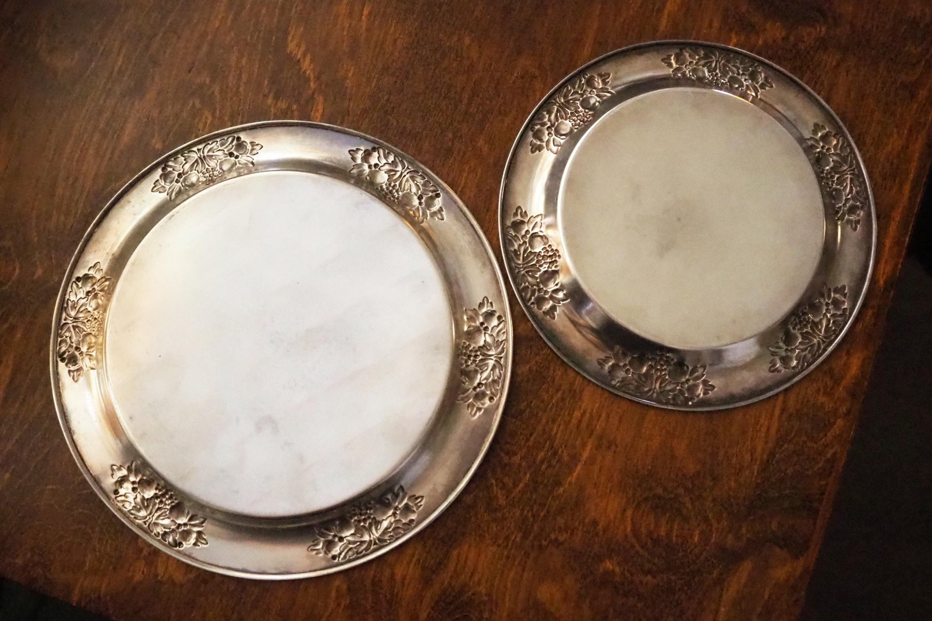 Set of two small vintage alpacca silver trays | Matching small silver trays | Vintage alpacca silver plates | Set of two vintage plates