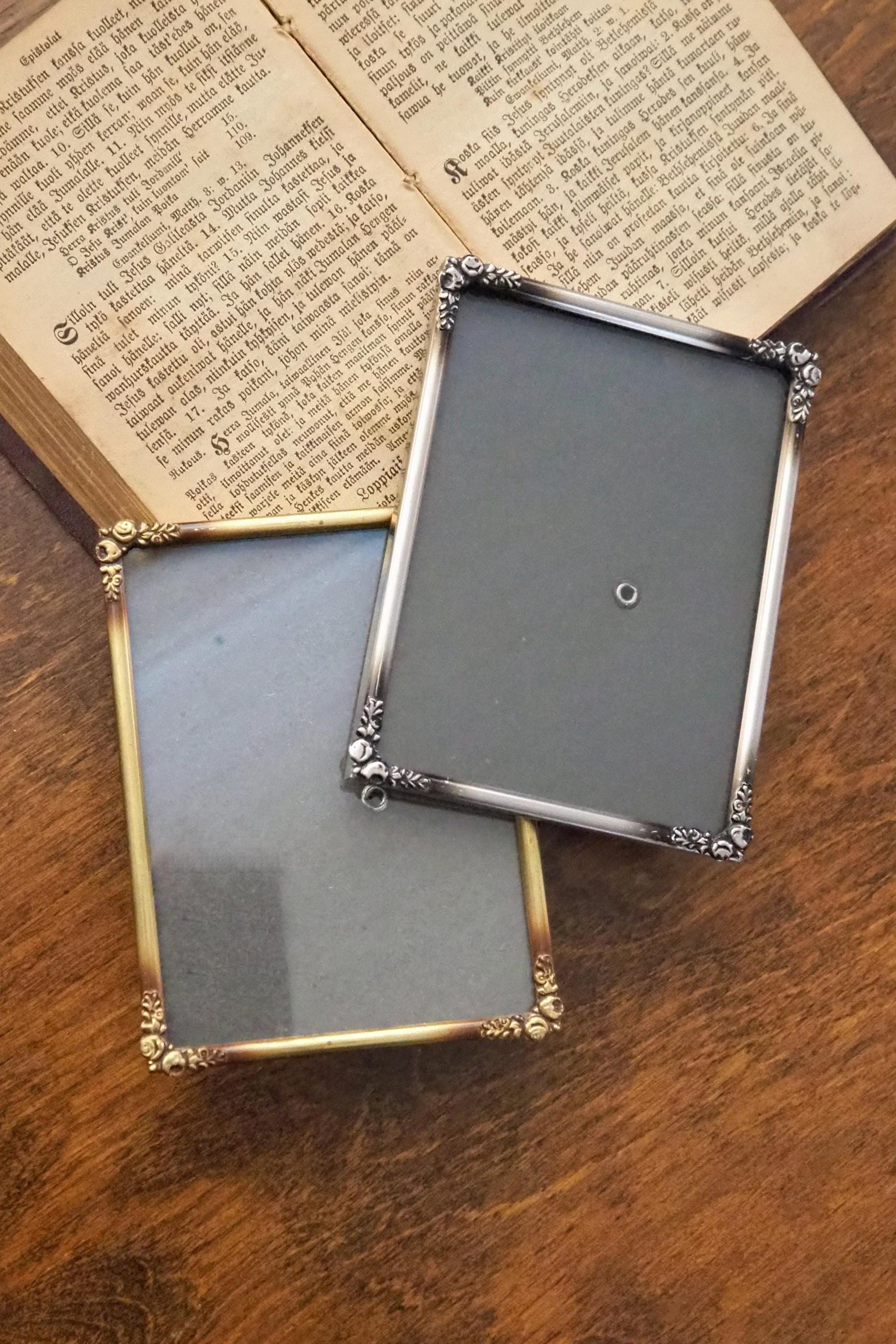 Set of two vintage photo frames | Brass photo frames 9x12 cm | Brass picture frames | Vintage brass picture frame set