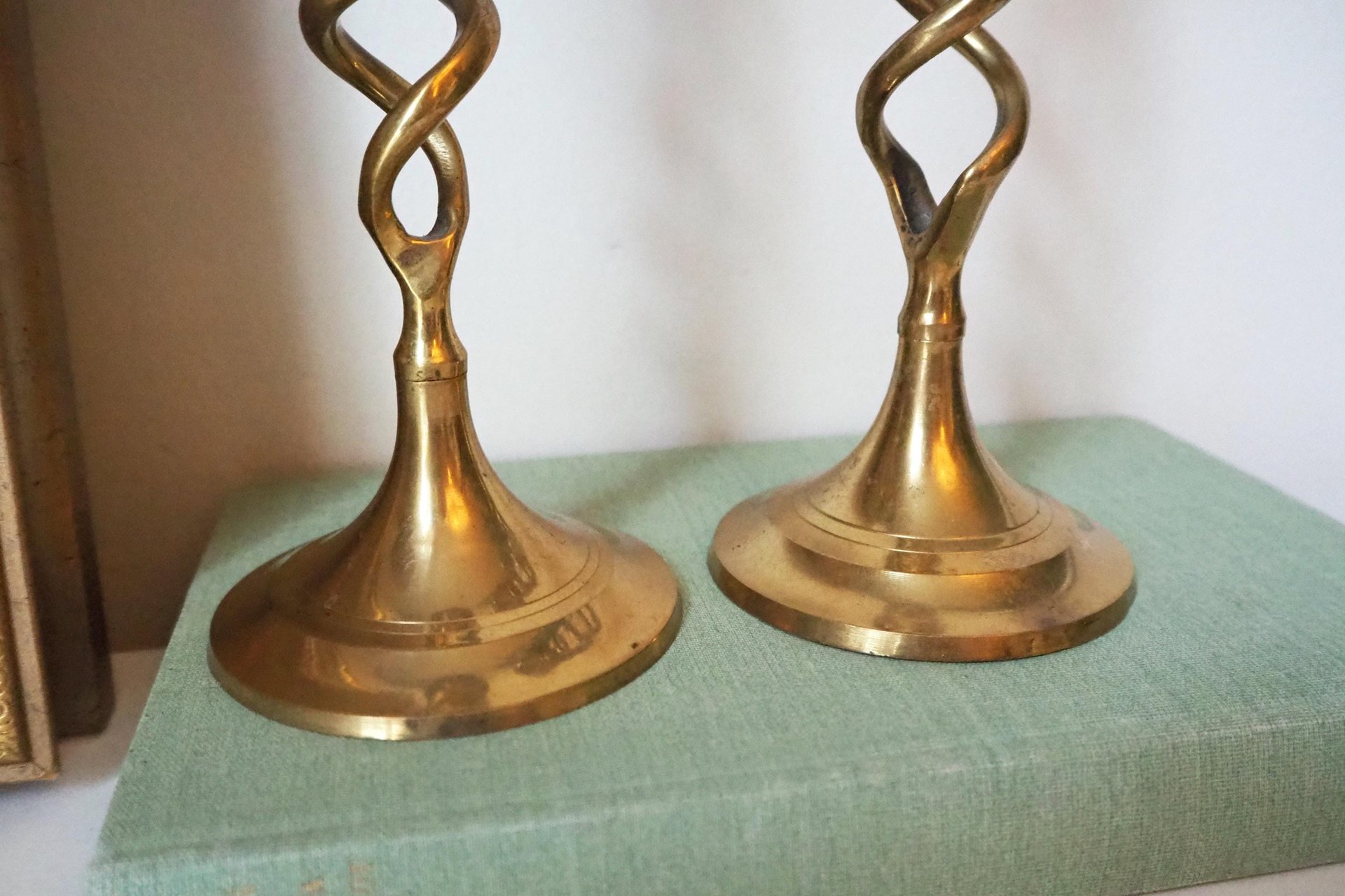 Set of two vintage candlestick holders | Brass candlestick holders | Barley twist brass candlestick holders | Twisted candlestick holders