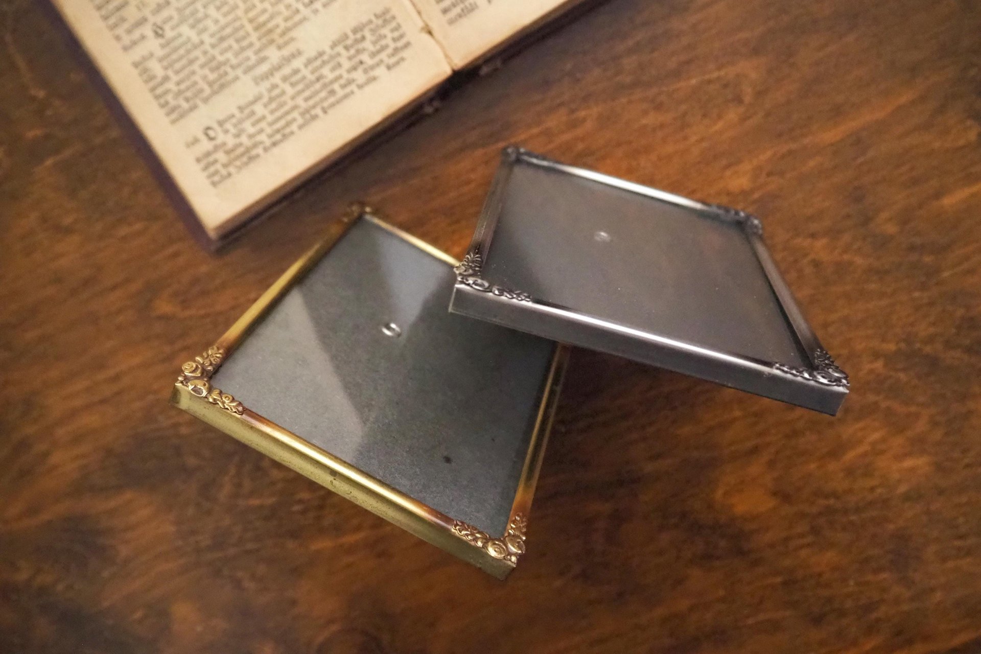 Set of two vintage photo frames | Brass photo frames 9x12 cm | Brass picture frames | Vintage brass picture frame set