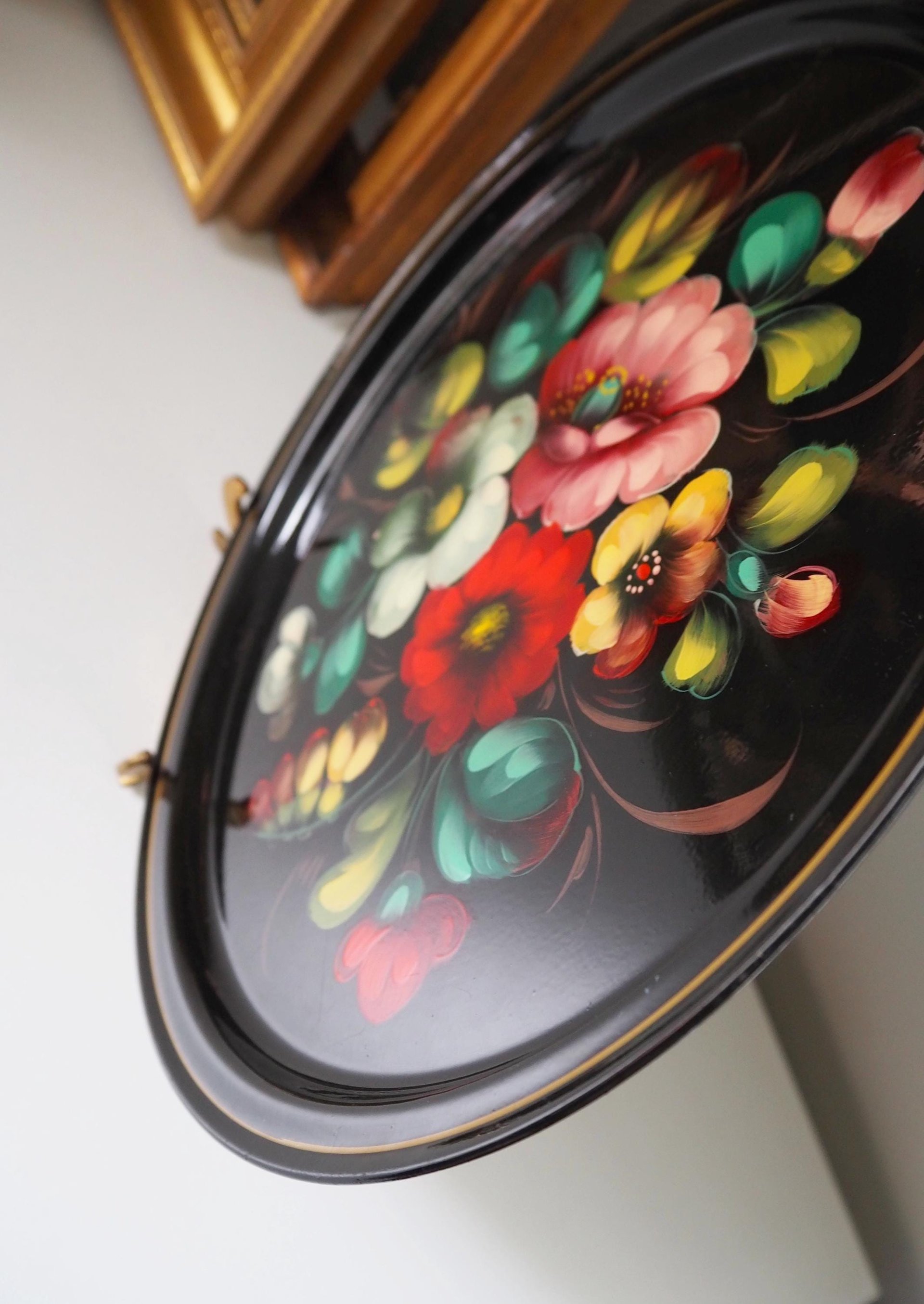 Vintage floral metal tray | Handpainted floral tray | Vintage floral tray | Vintage Zhostovo tray | Round floral metal tray