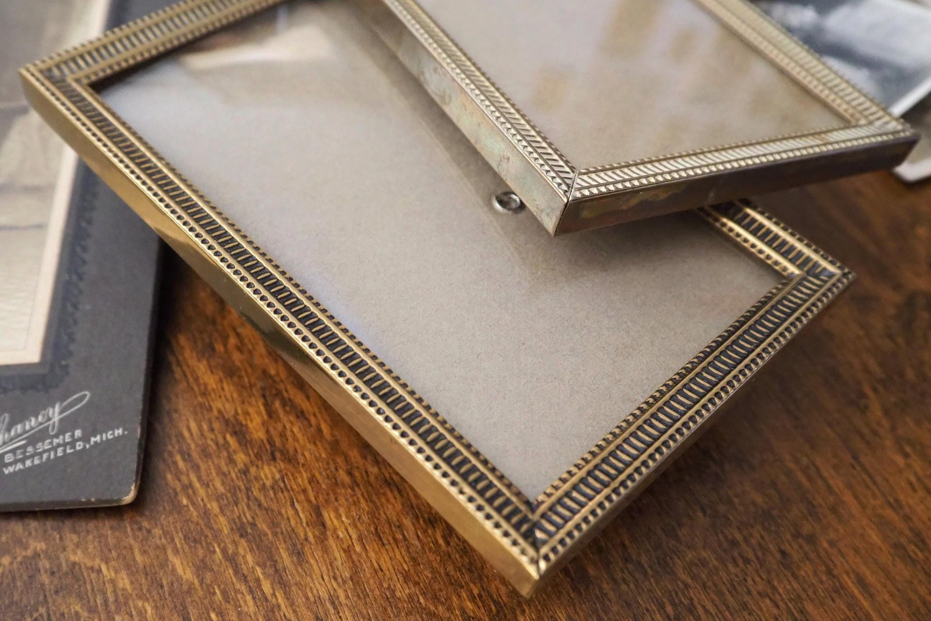 Set of two vintage brass photo frames | Brass photo frames 9x14 cm | Mismatched picture frames | Vintage brass picture frames