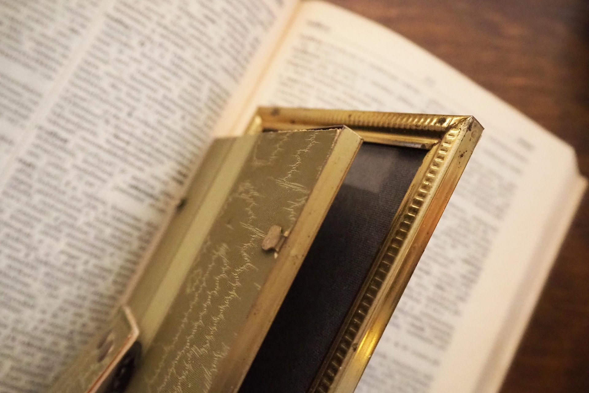 Set of two vintage brass photo frames | Brass photo frames 10x15 cm | Matching picture frames | Vintage brass picture frames