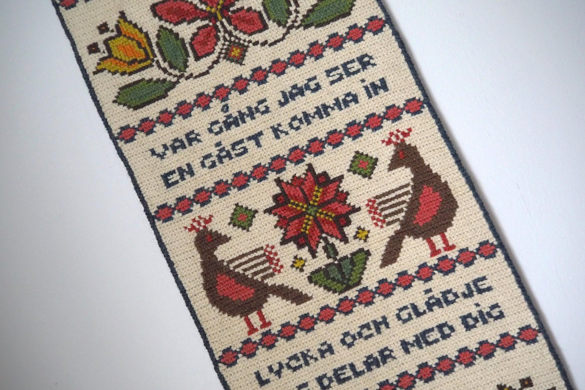 Vintage wall hanging | Scandinavian wall hanging | Swedish wall tapestry | Tvistsöm wall hanging | Wool embroidery | Welcome wall tapestry