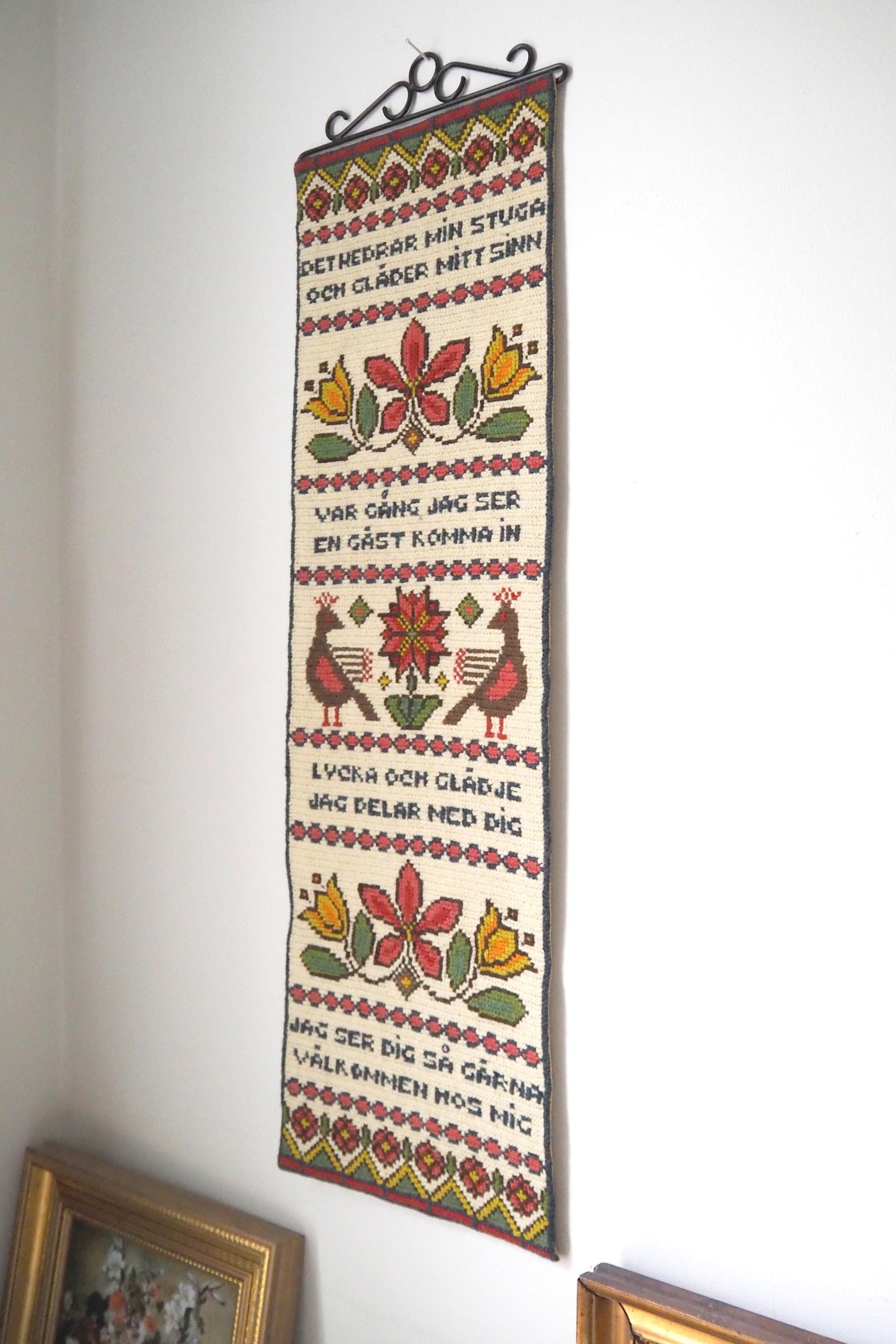 Vintage wall hanging | Scandinavian wall hanging | Swedish wall tapestry | Tvistsöm wall hanging | Wool embroidery | Welcome wall tapestry