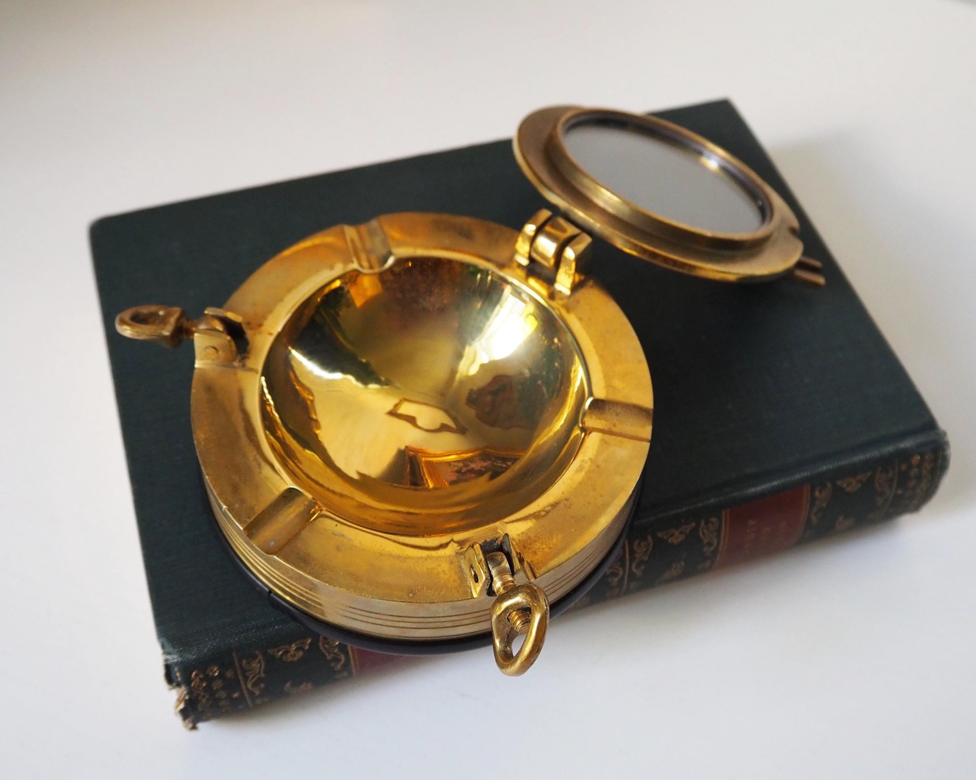 Vintage solid brass ashtray | Ship's porthole ashtray | Nautical ashtray | Lidded ship ashtray | Nautical decor | Glass lid brass ashtray