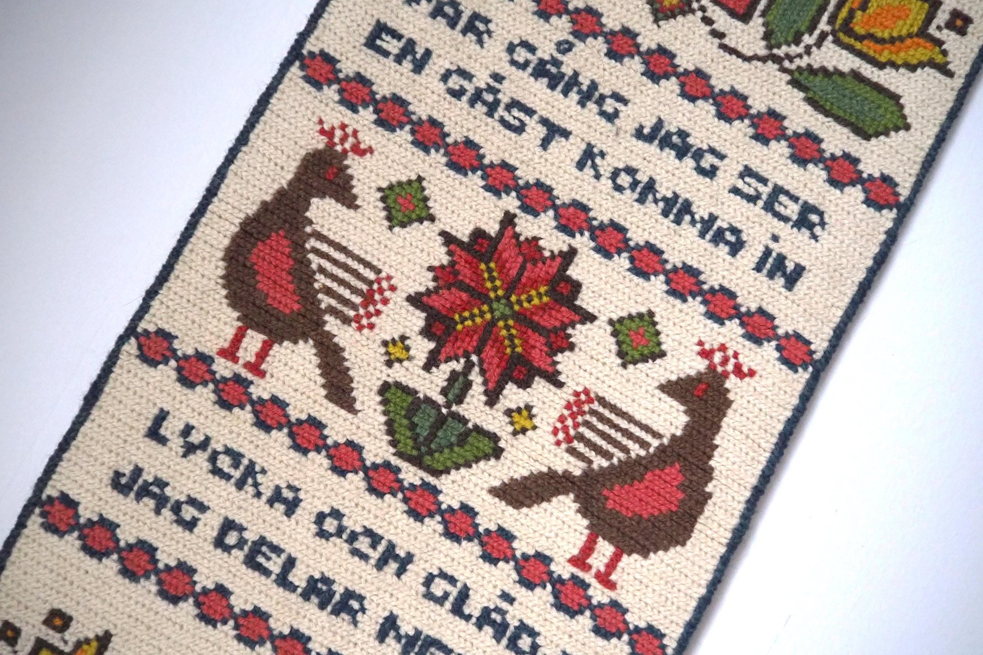 Vintage wall hanging | Scandinavian wall hanging | Swedish wall tapestry | Tvistsöm wall hanging | Wool embroidery | Welcome wall tapestry
