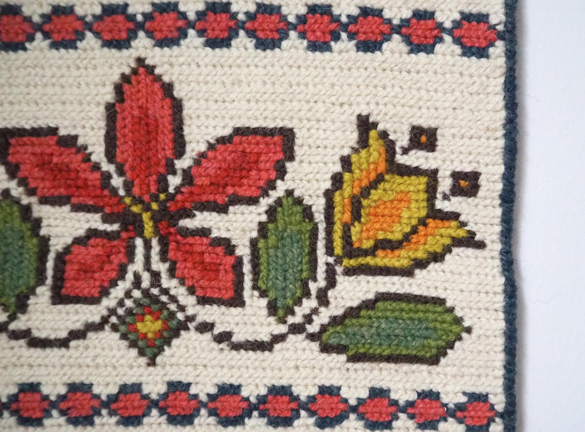 Vintage wall hanging | Scandinavian wall hanging | Swedish wall tapestry | Tvistsöm wall hanging | Wool embroidery | Welcome wall tapestry