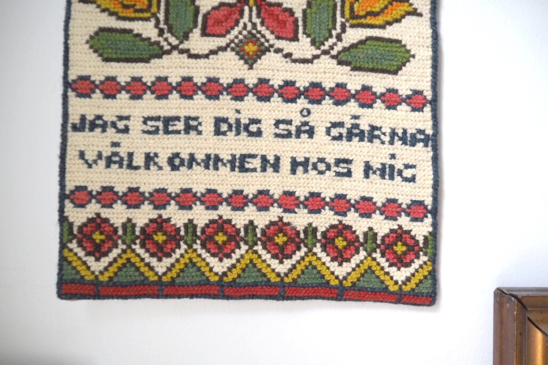 Vintage wall hanging | Scandinavian wall hanging | Swedish wall tapestry | Tvistsöm wall hanging | Wool embroidery | Welcome wall tapestry