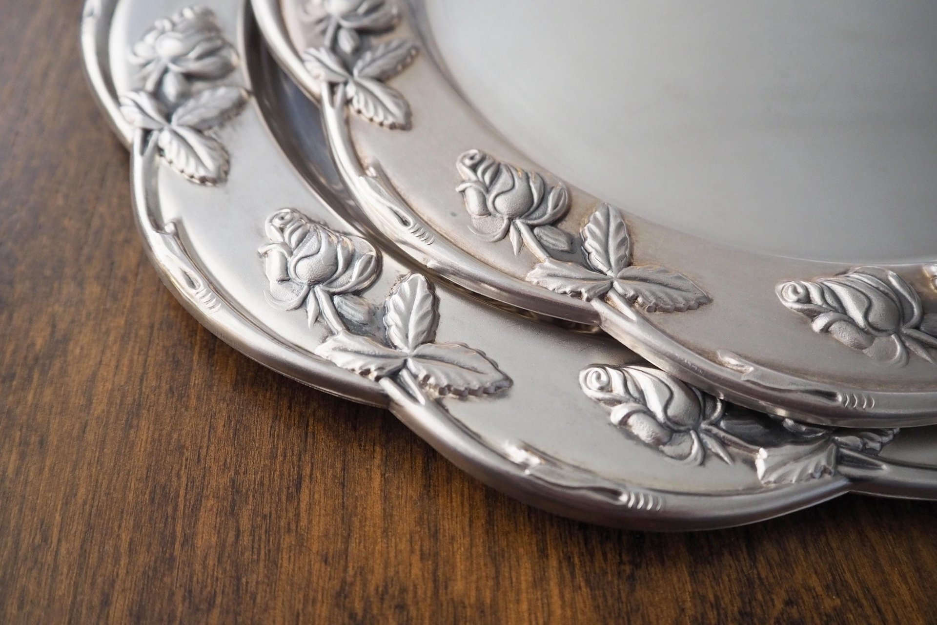 Set of two vintage alpacca silver plates | Alpacca silver platters | Vintage silver plates | Alpacca plate with roses | Floral silver plates