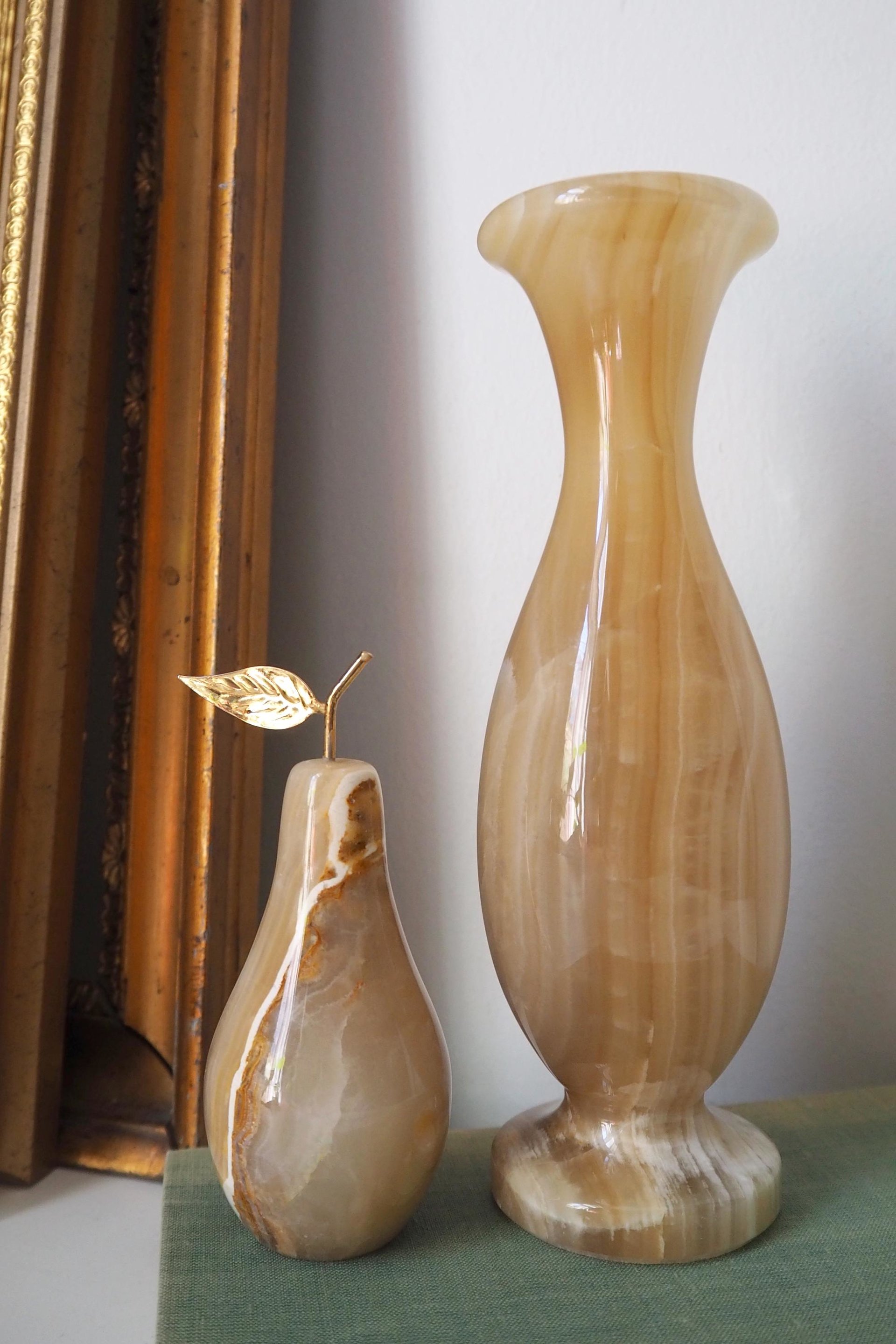 Vintage onyx marble home decor set | Onyx marble vase and pear | Vintage bud vase | Vintage single flower vase | Onyx marble home decor