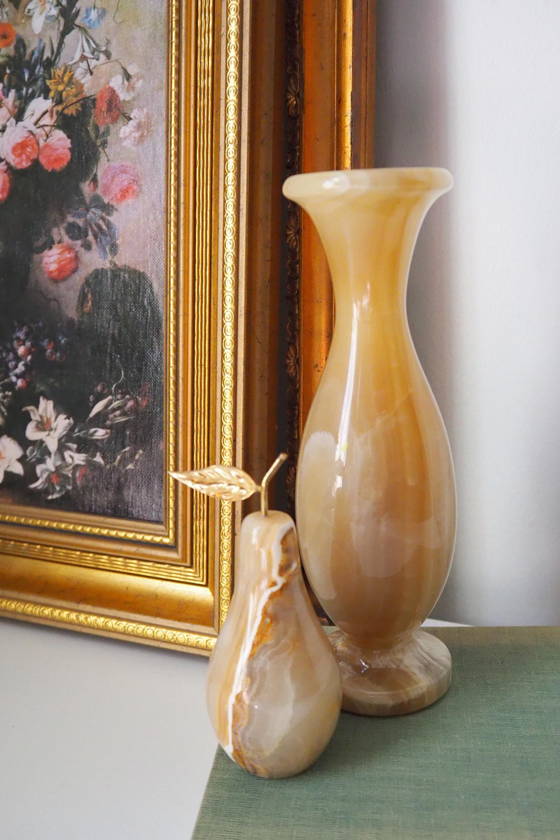 Vintage onyx marble home decor set | Onyx marble vase and pear | Vintage bud vase | Vintage single flower vase | Onyx marble home decor