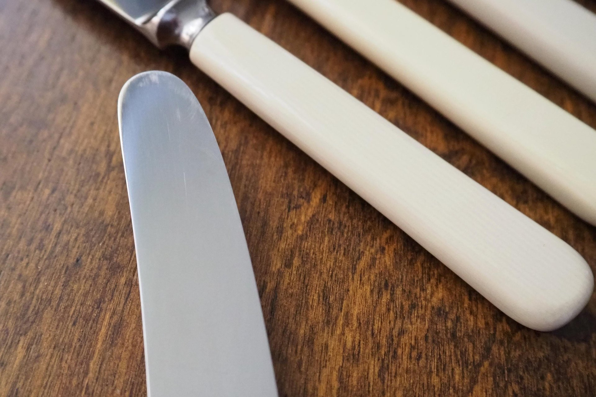 Set of six vintage knives | Sheffield knives | Vintage stainless steel knives | Vintage knife set | Atkinson Brothers knives | Bakelite