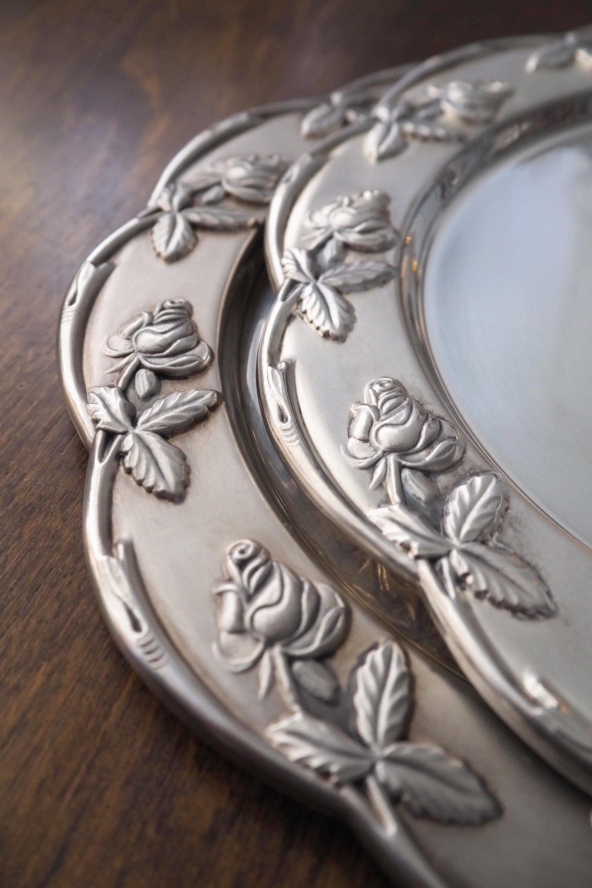 Set of two vintage alpacca silver plates | Alpacca silver platters | Vintage silver plates | Alpacca plate with roses | Floral silver plates