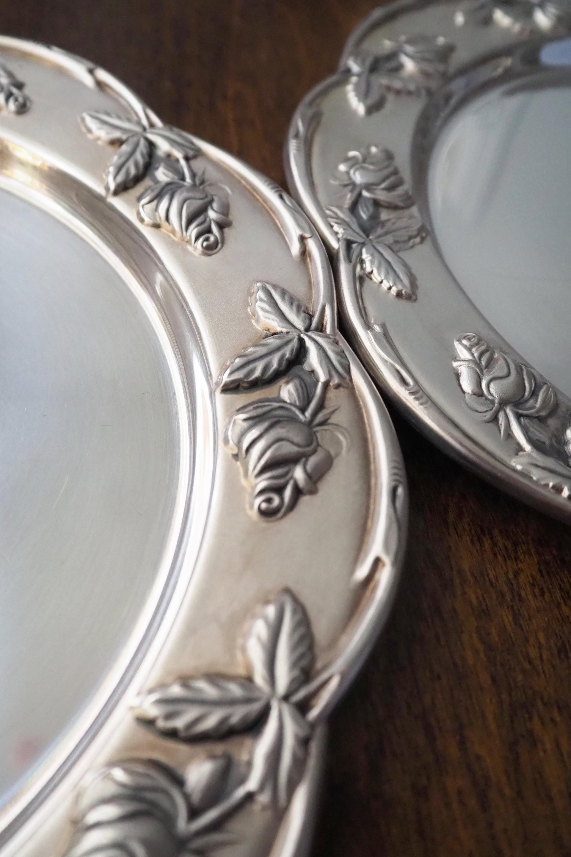 Set of two vintage alpacca silver plates | Alpacca silver platters | Vintage silver plates | Alpacca plate with roses | Floral silver plates