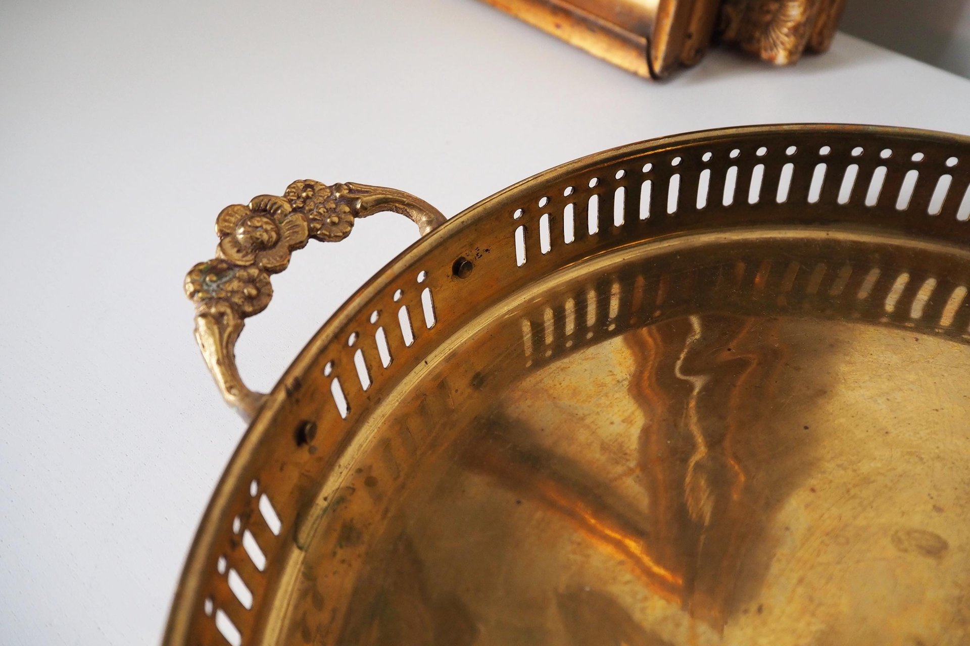 Vintage brass tray | Small brass tray with handles | Round brass tray | Round vintage brass tray with handles | Brass serving tray