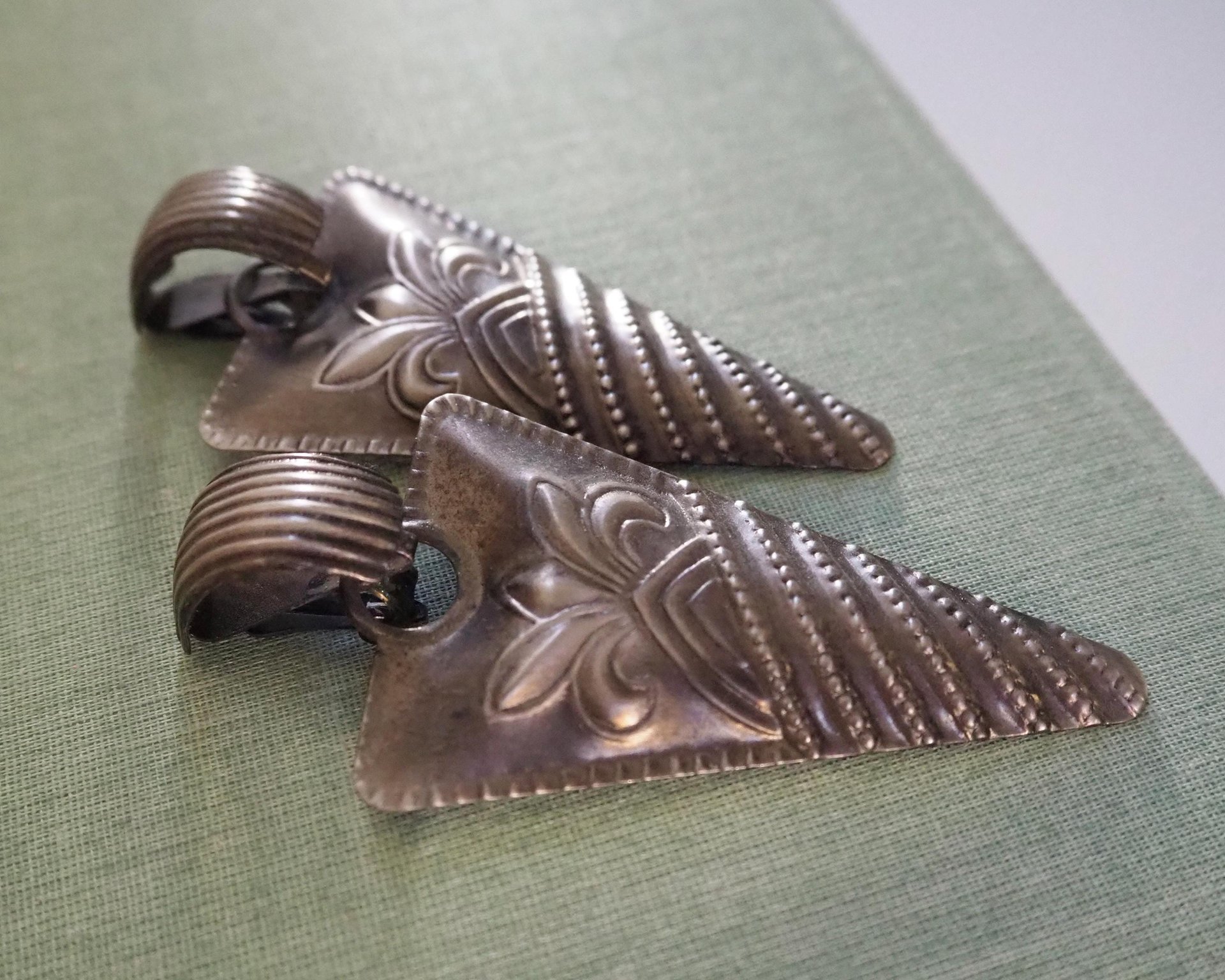 Vintage clip-on earrings | Silver tone clip-on earrings | Vintage silver tone earrings | Large clip-on earrings | Chunky earrings