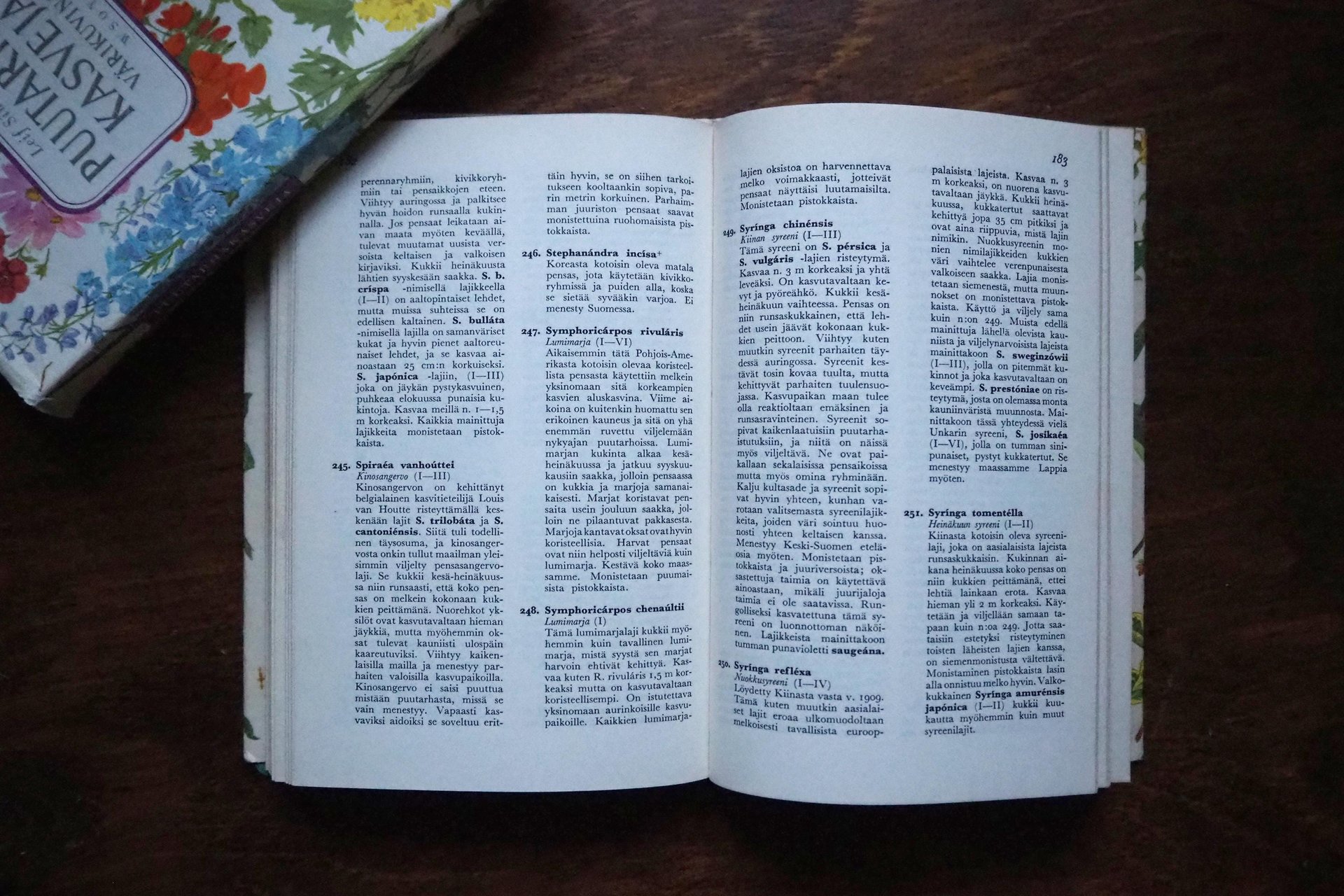 Vintage flower and plant book set | Finnish flower books | Vintage botanical books | Illustrated flower books | Vintage floral illustrations