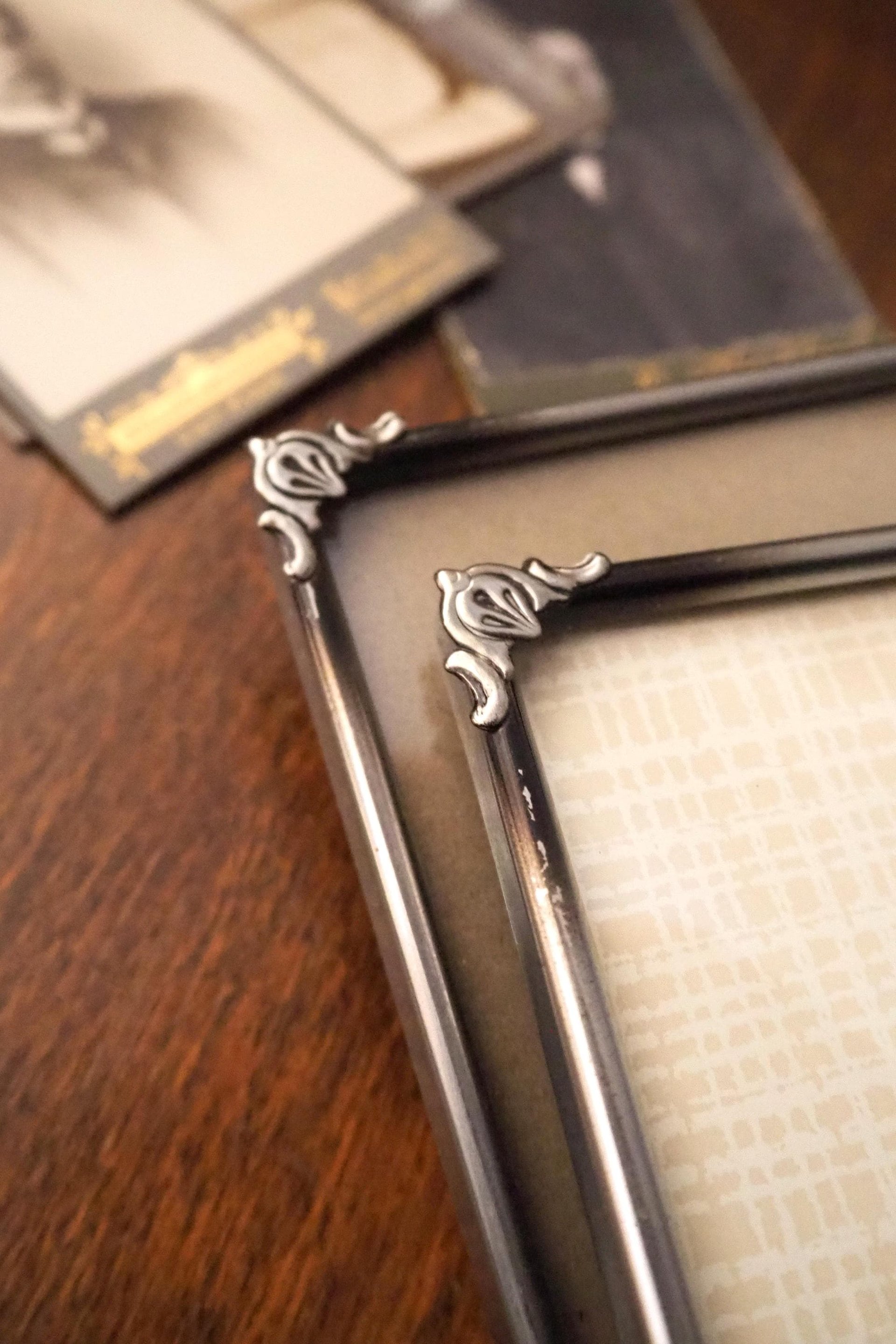 Set of two vintage silver plated photo frames | Silver plated photo frames 9x14 cm and 12x17 cm | Vintage picture frames | Matching frames