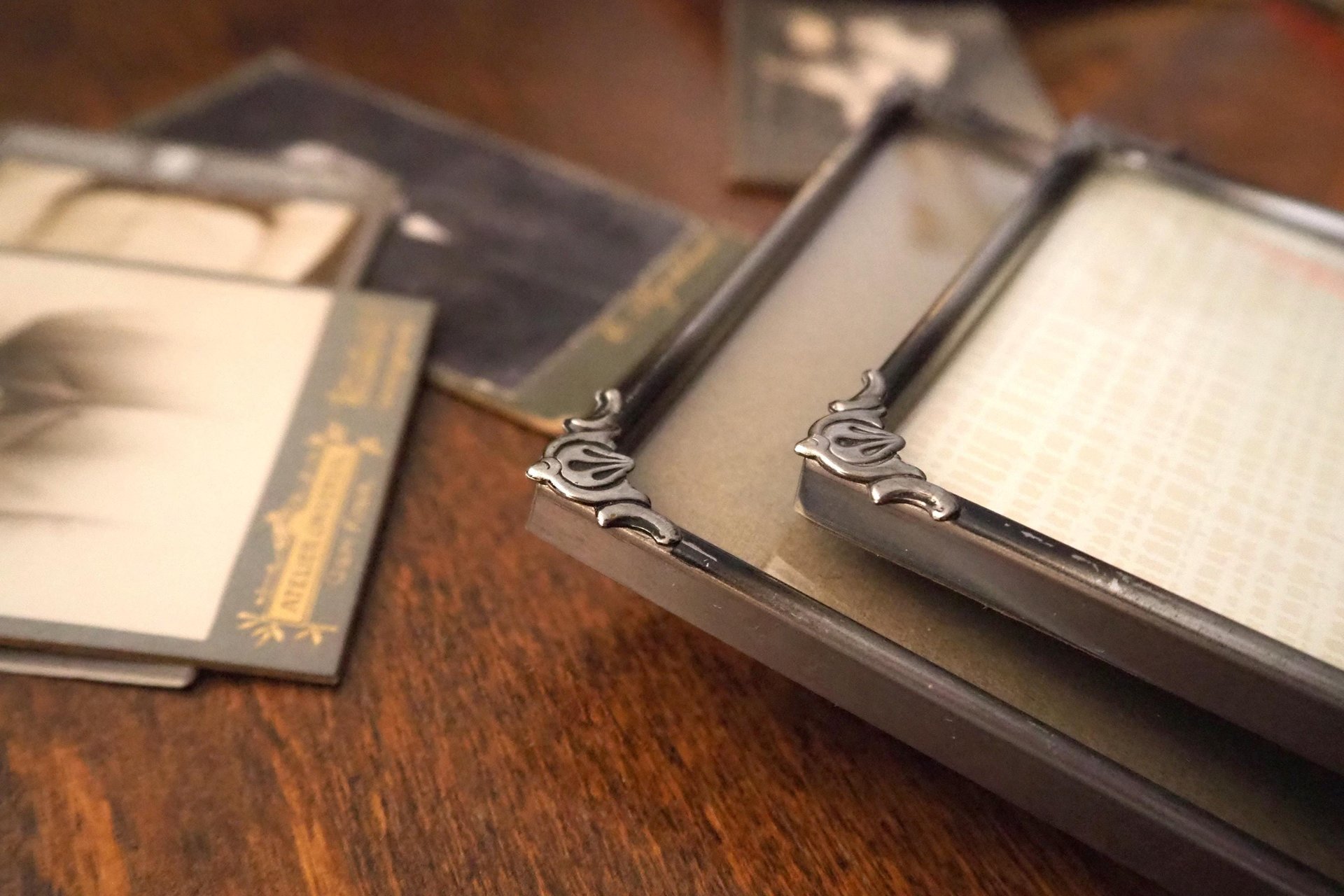 Set of two vintage silver plated photo frames | Silver plated photo frames 9x14 cm and 12x17 cm | Vintage picture frames | Matching frames