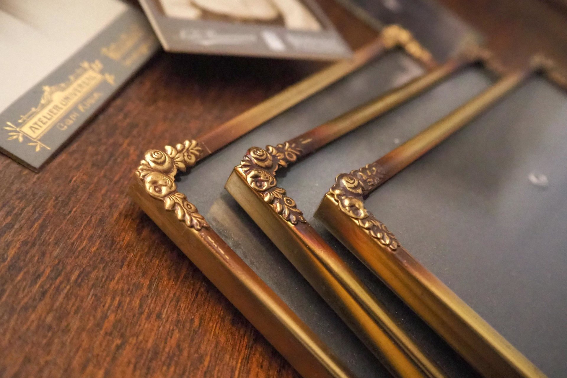 Set of three vintage brass photo frames | Brass photo frames 13x18 cm | Vintage brass picture frames | Vintage floral frames