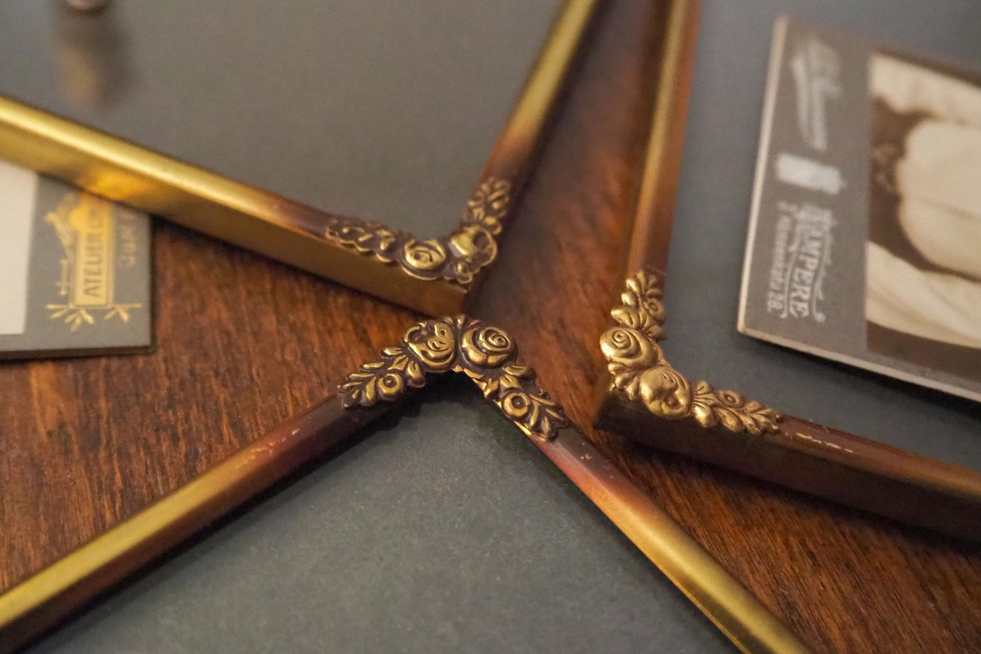 Set of three vintage brass photo frames | Brass photo frames 13x18 cm | Vintage brass picture frames | Vintage floral frames