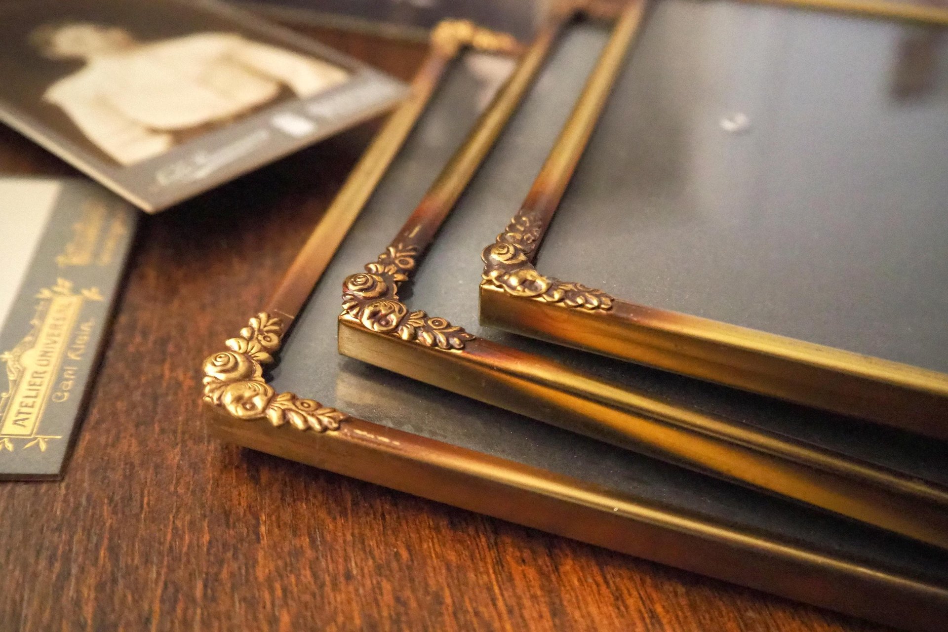 Set of three vintage brass photo frames | Brass photo frames 13x18 cm | Vintage brass picture frames | Vintage floral frames