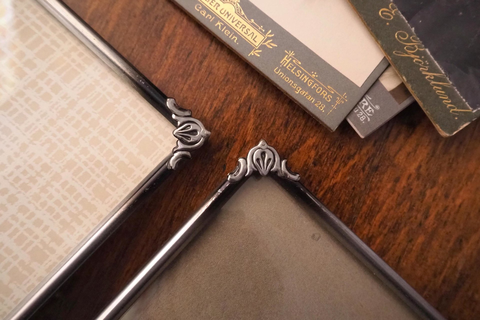 Set of two vintage silver plated photo frames | Silver plated photo frames 9x14 cm and 12x17 cm | Vintage picture frames | Matching frames