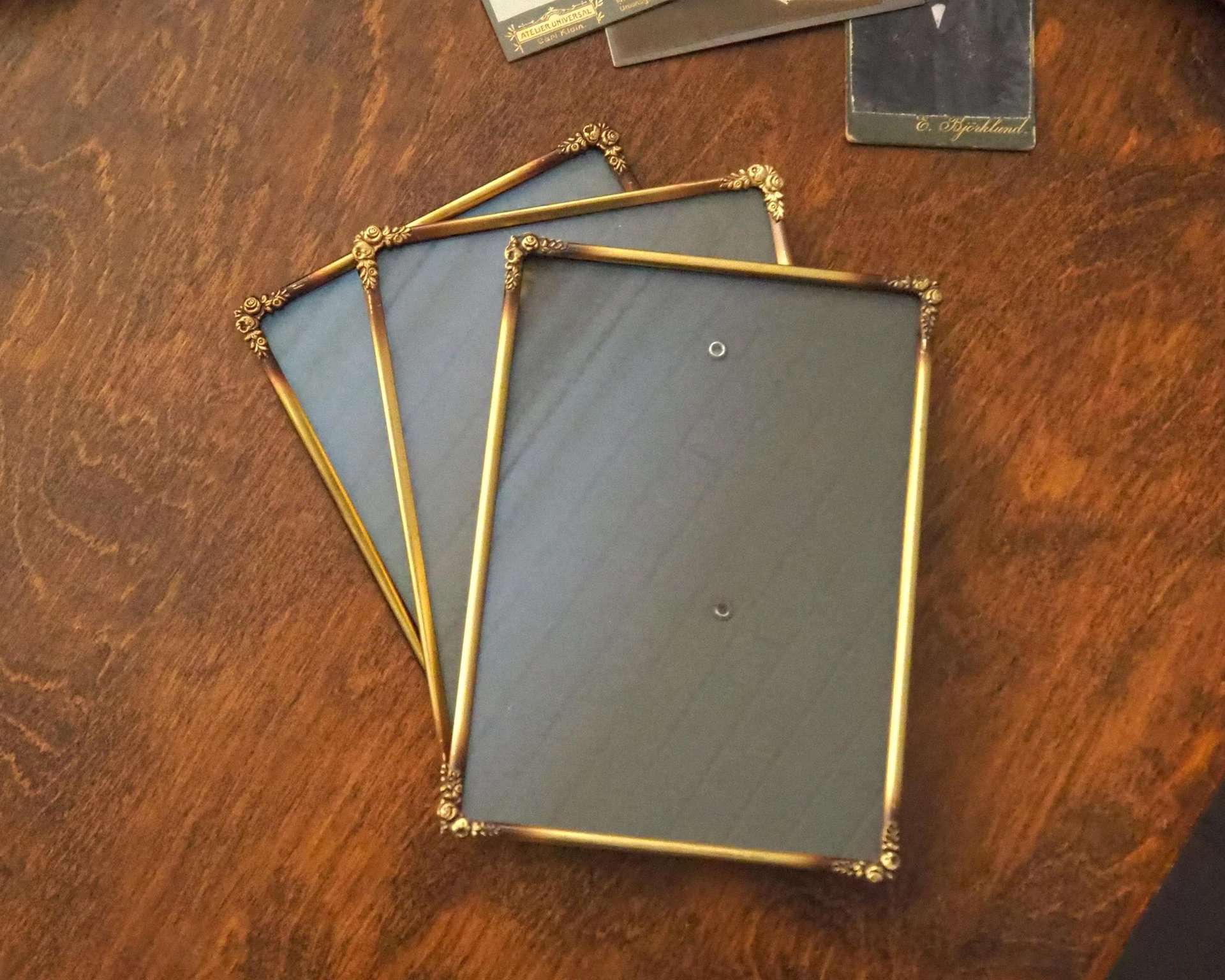 Set of three vintage brass photo frames | Brass photo frames 13x18 cm | Vintage brass picture frames | Vintage floral frames