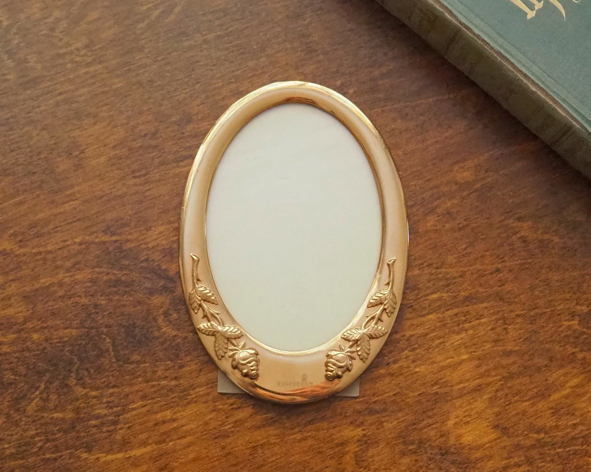 Vintage photo frame | Oval photo frame Finland | Floral picture frame | Vintage picture frame | Made in Finland