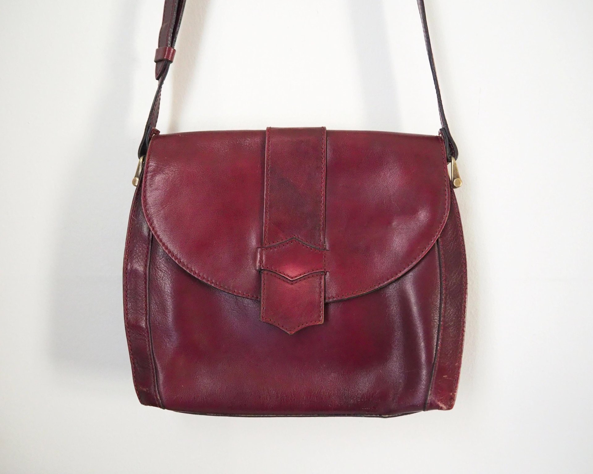 Vintage leather crossbody bag | Vintage leather bag | Burgundy leather bag | Vintage leather bag by Three Bags | Made in Finland