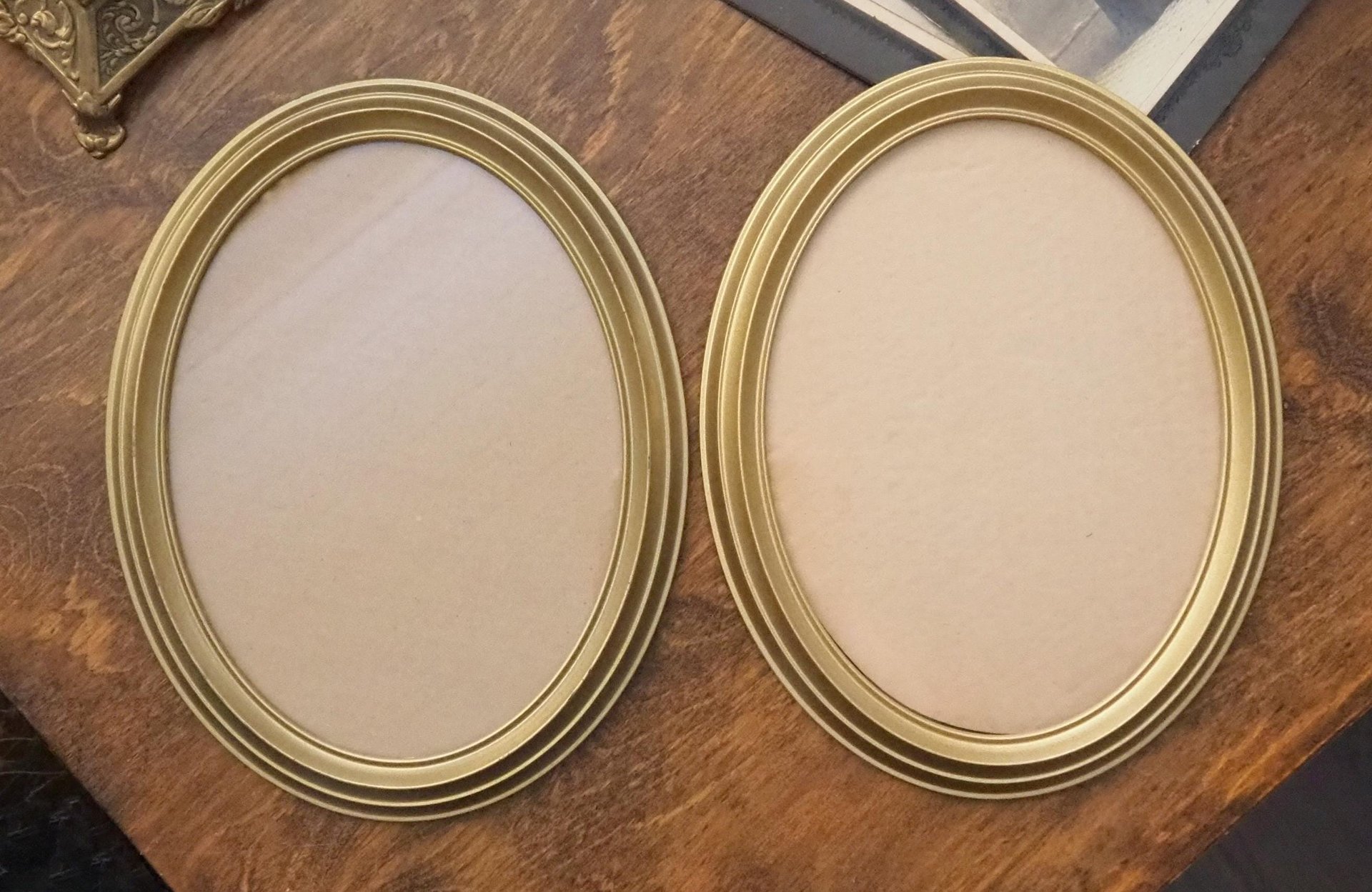 Set of two vintage picture frames | Oval photo frames | Vintage gold tone frames | Vintage photo frames