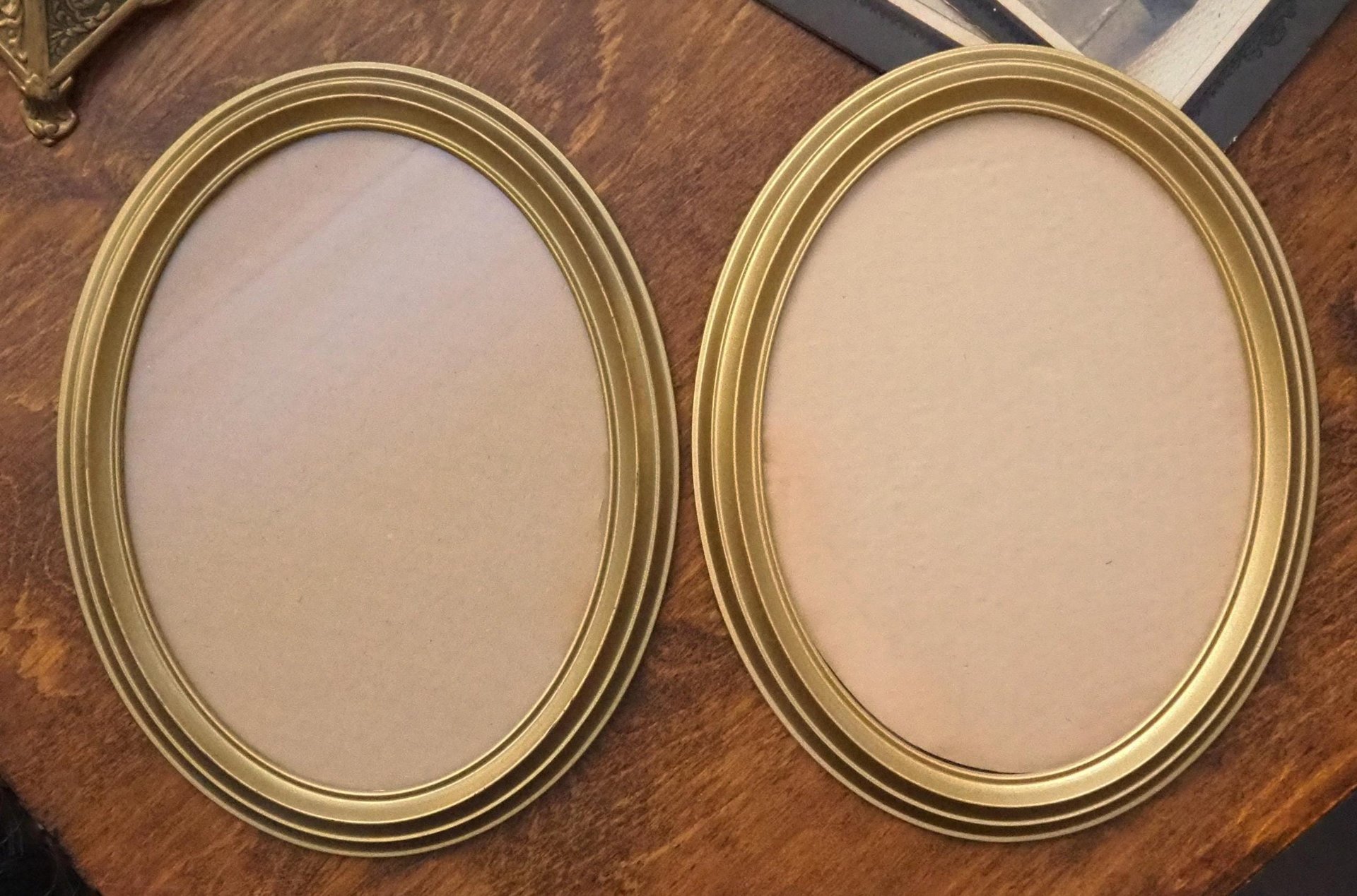 Set of two vintage picture frames | Oval photo frames | Vintage gold tone frames | Vintage photo frames