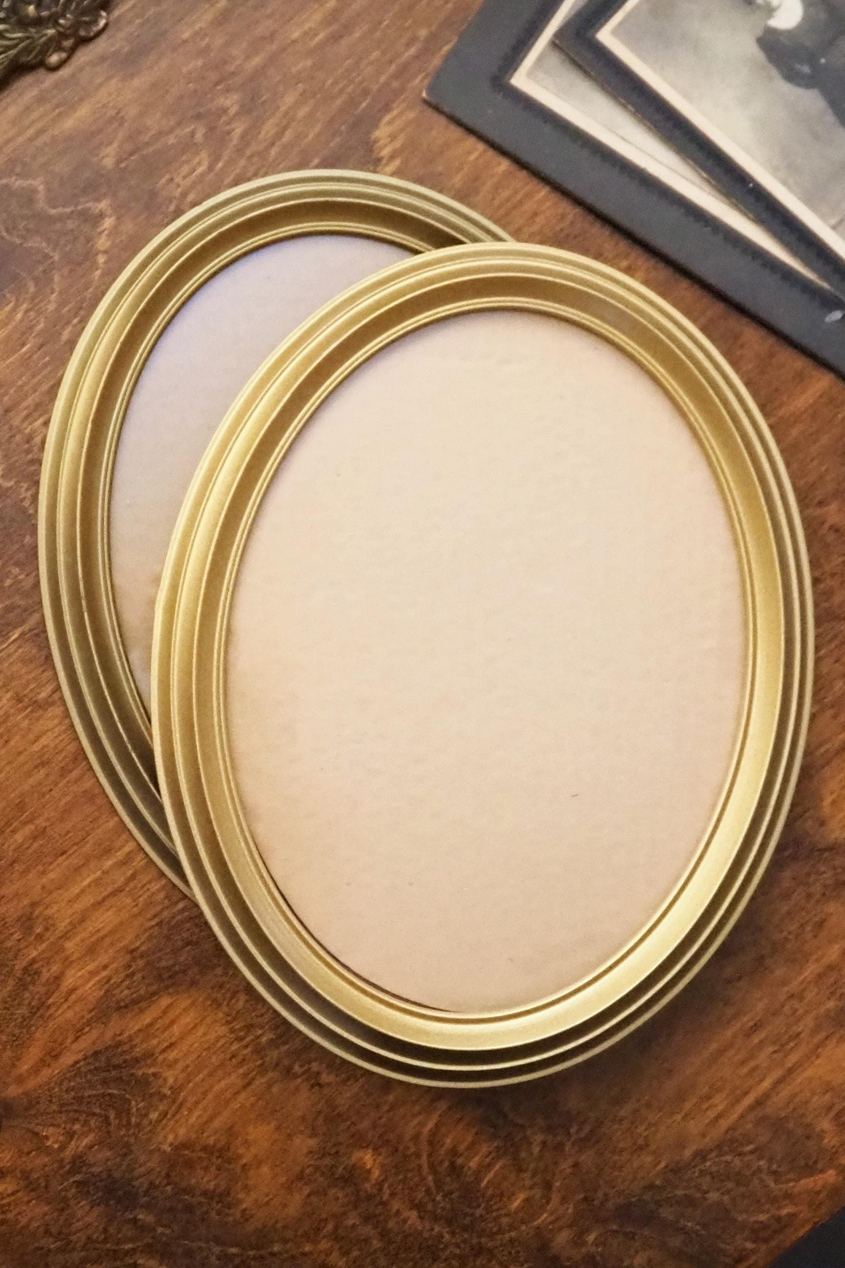 Set of two vintage picture frames | Oval photo frames | Vintage gold tone frames | Vintage photo frames